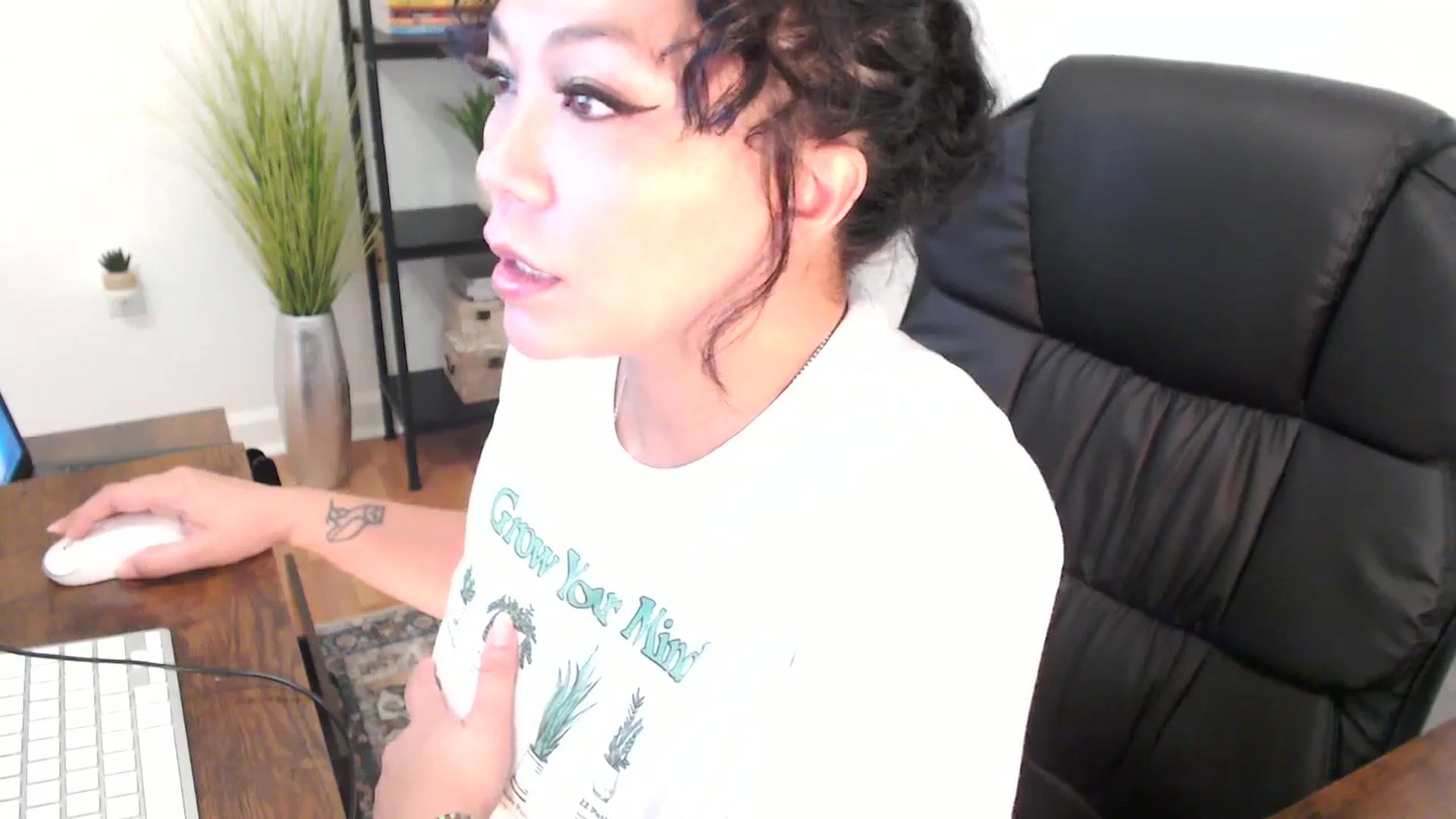 Gallery image thumbnail from MickaylaMinx's myfreecams stream on, 12/18/2024, 19:49 image 10 of 20