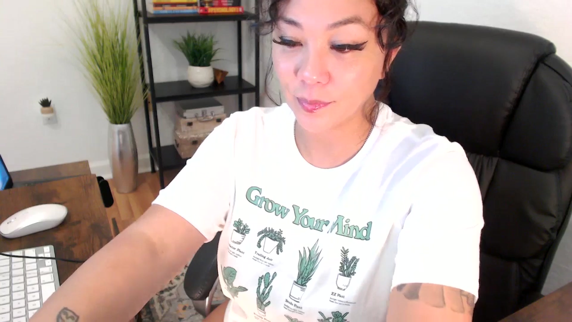 Gallery image thumbnail from MickaylaMinx's myfreecams stream on, 12/18/2024, 19:49 image 5 of 20