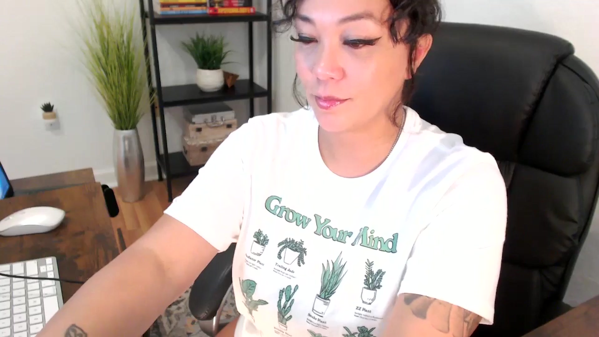 Gallery image thumbnail from MickaylaMinx's myfreecams stream on, 12/18/2024, 19:49 image 8 of 20