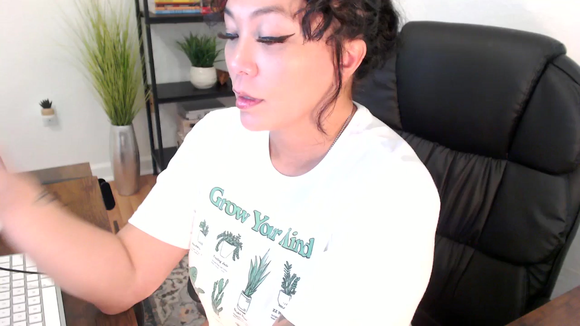 Gallery image thumbnail from MickaylaMinx's myfreecams stream on, 12/18/2024, 19:49 image 1 of 20