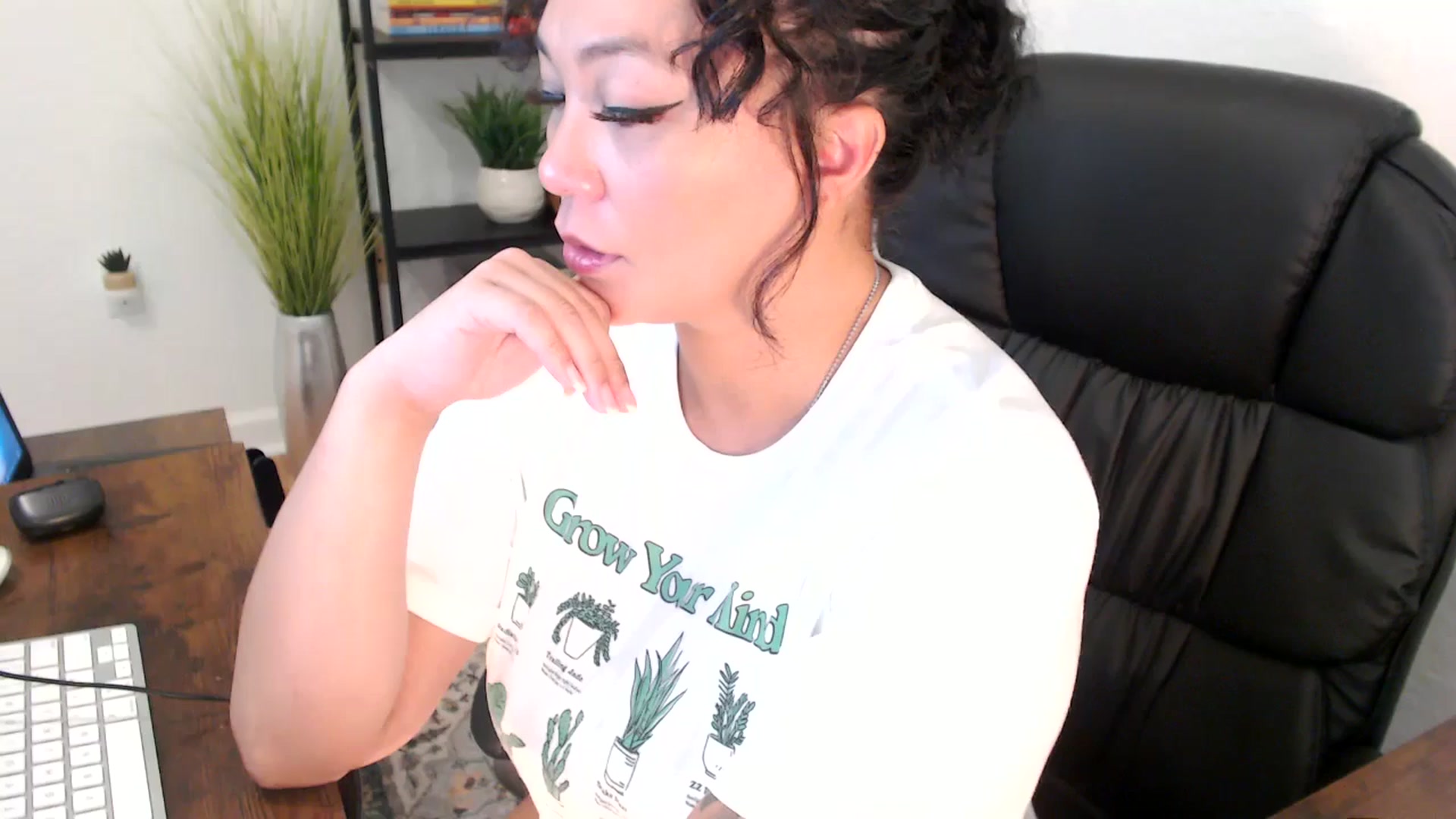 Gallery image thumbnail from MickaylaMinx's myfreecams stream on, 12/18/2024, 19:49 image 2 of 20