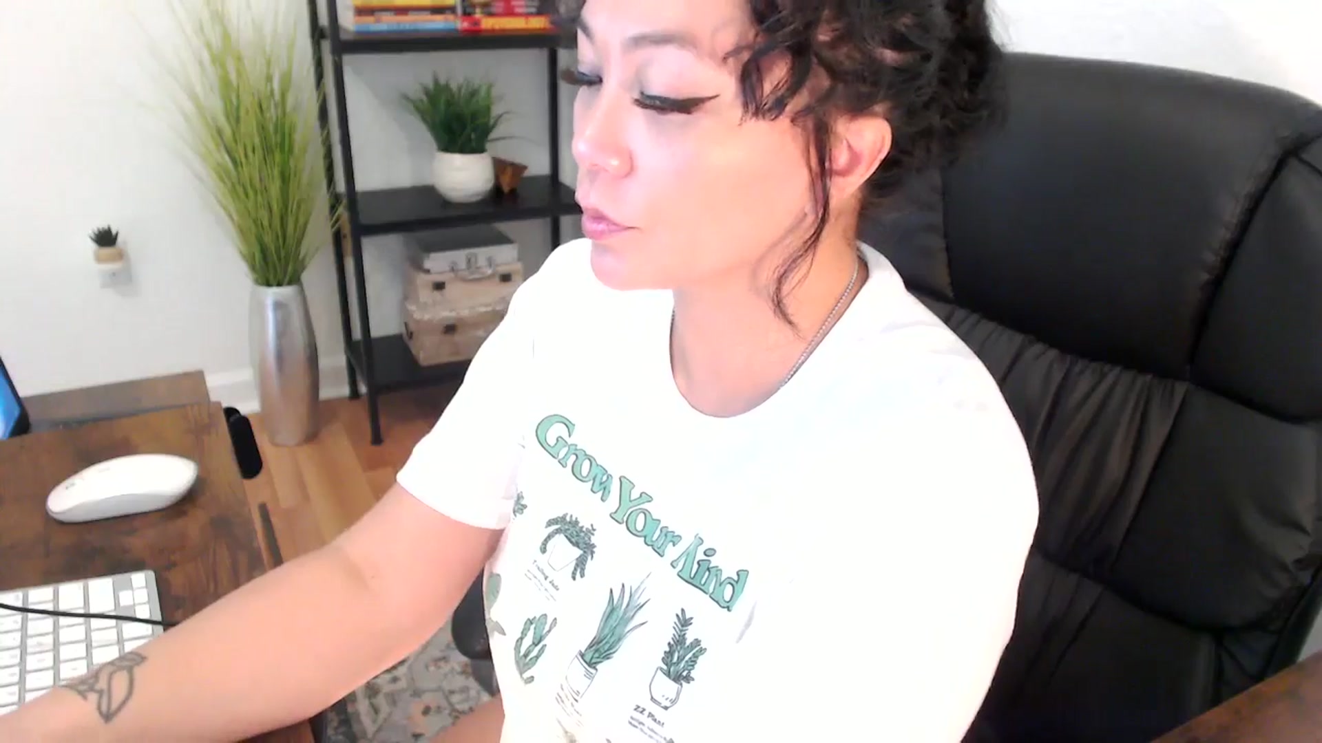 Gallery image thumbnail from MickaylaMinx's myfreecams stream on, 12/18/2024, 19:49 image 12 of 20