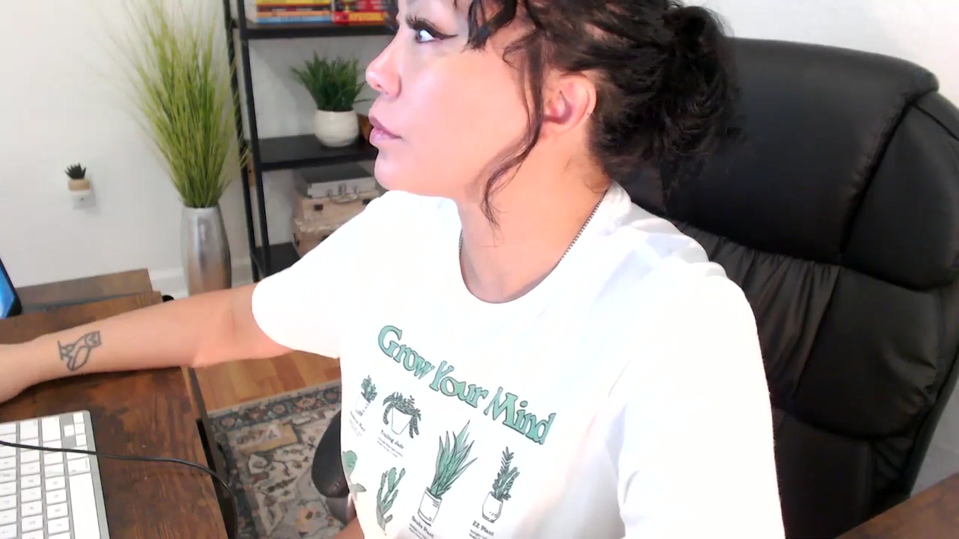 Gallery image thumbnail from MickaylaMinx's myfreecams stream on, 12/18/2024, 19:49 image 3 of 20
