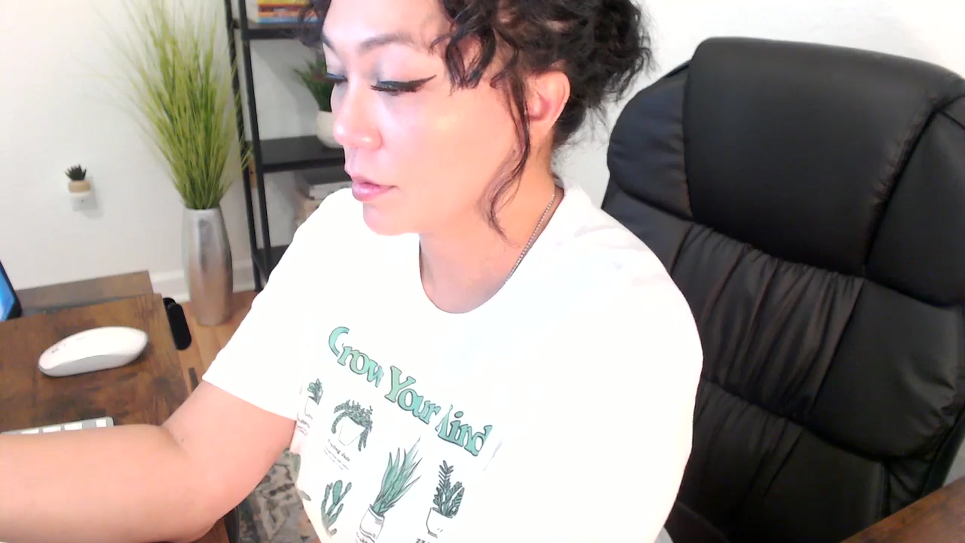 Gallery image thumbnail from MickaylaMinx's myfreecams stream on, 12/18/2024, 19:49 image 14 of 20
