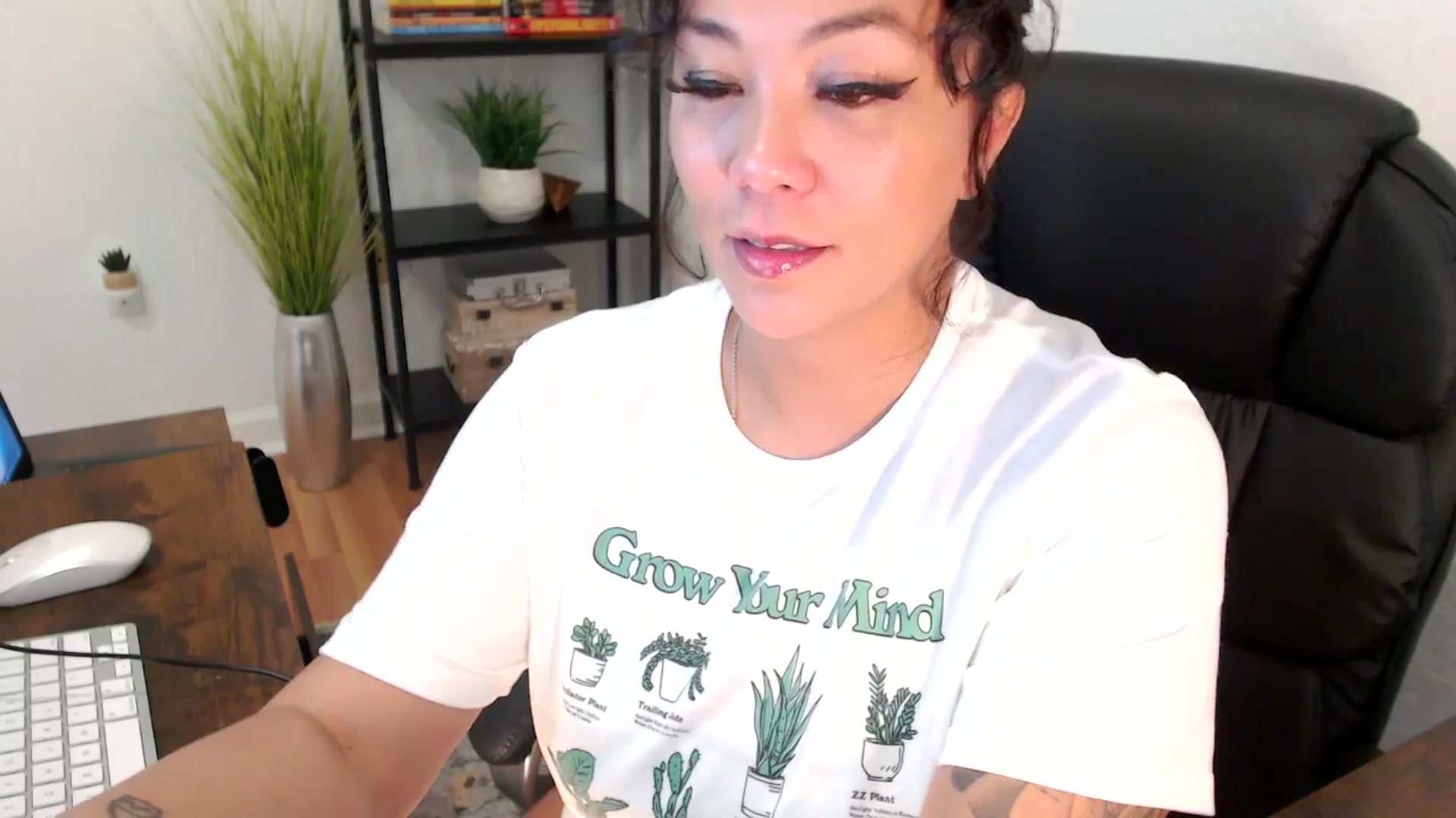 Gallery image thumbnail from MickaylaMinx's myfreecams stream on, 12/18/2024, 19:49 image 6 of 20