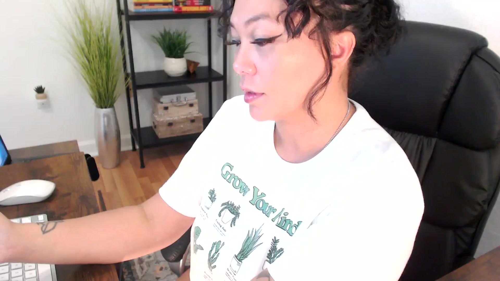 Gallery image thumbnail from MickaylaMinx's myfreecams stream on, 12/18/2024, 19:49 image 7 of 20