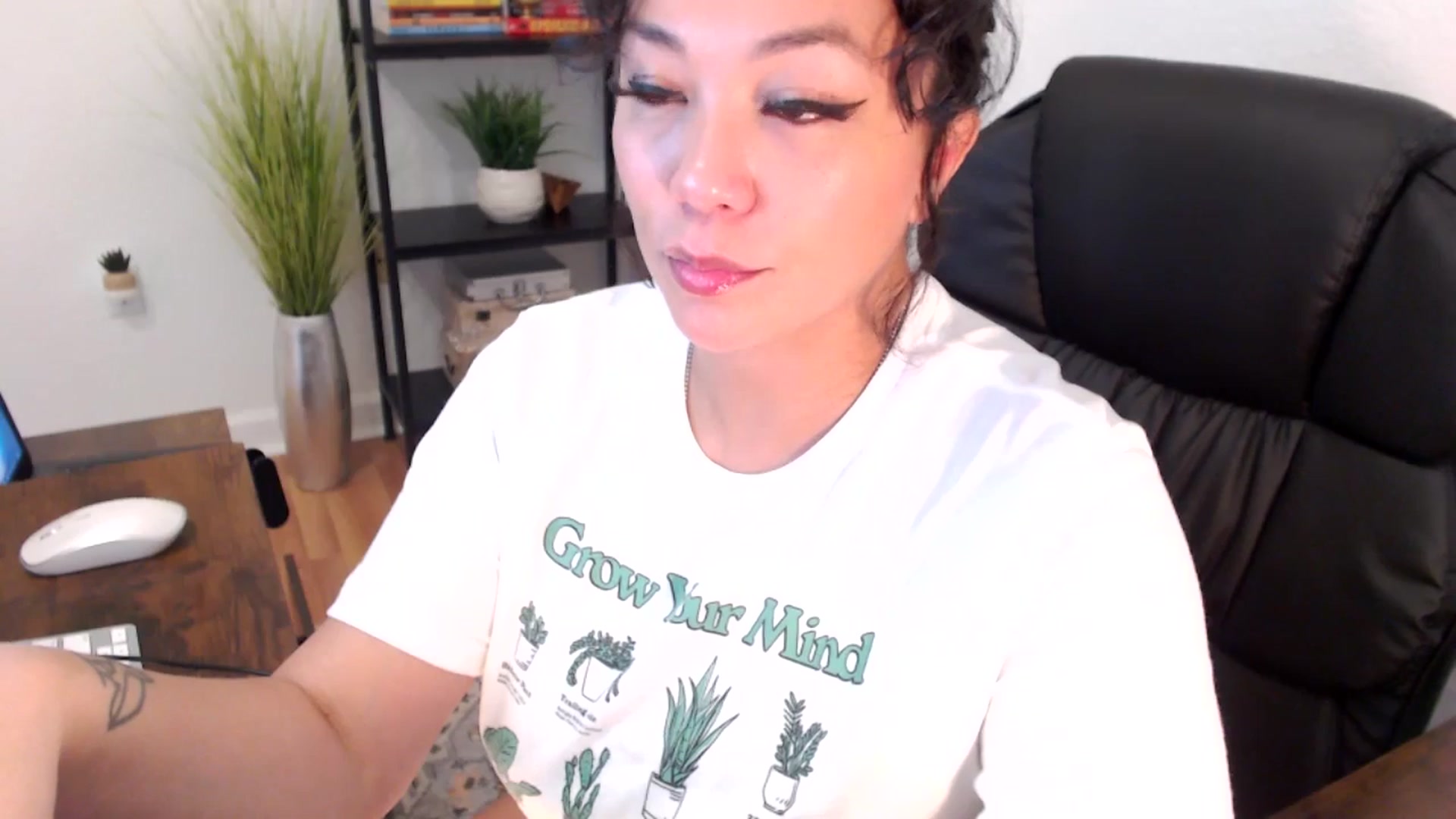 Gallery image thumbnail from MickaylaMinx's myfreecams stream on, 12/18/2024, 19:49 image 9 of 20