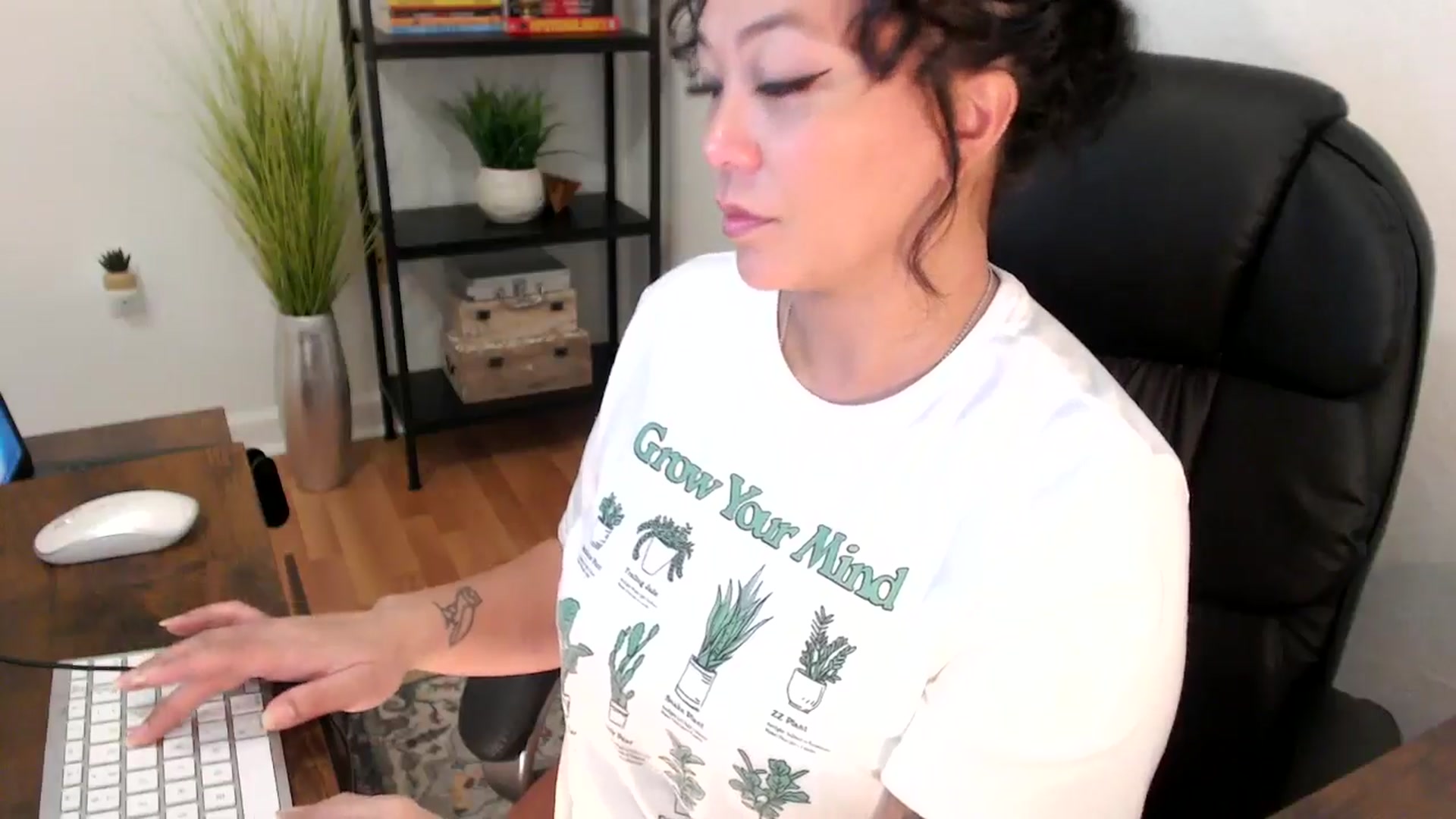 Gallery image thumbnail from MickaylaMinx's myfreecams stream on, 12/18/2024, 19:49 image 16 of 20
