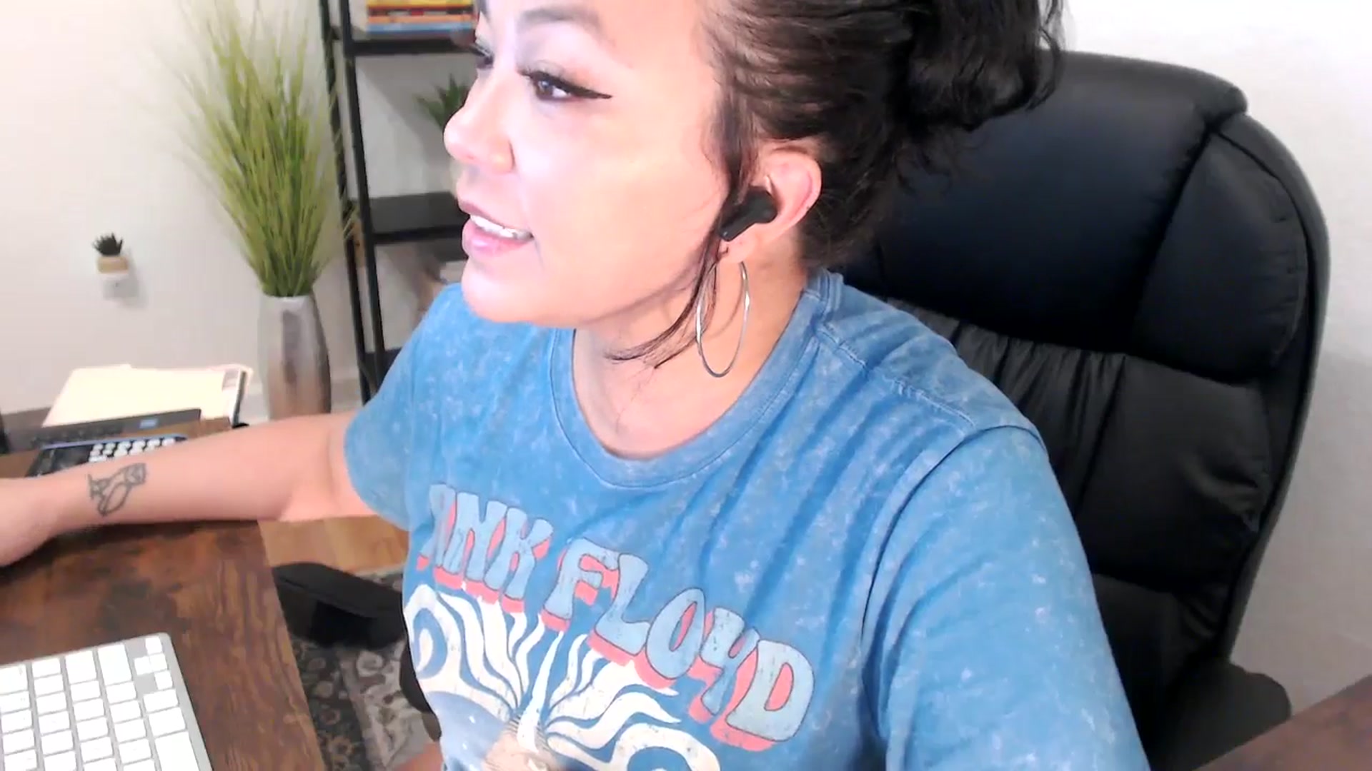 Gallery image thumbnail from MickaylaMinx's myfreecams stream on, 12/19/2024, 16:53 image 8 of 20