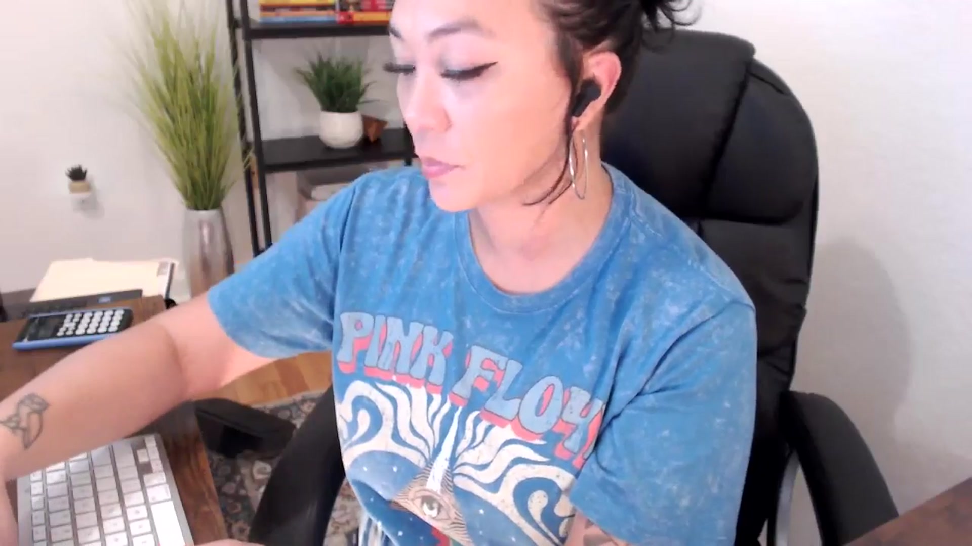 Gallery image thumbnail from MickaylaMinx's myfreecams stream on, 12/19/2024, 16:53 image 3 of 20