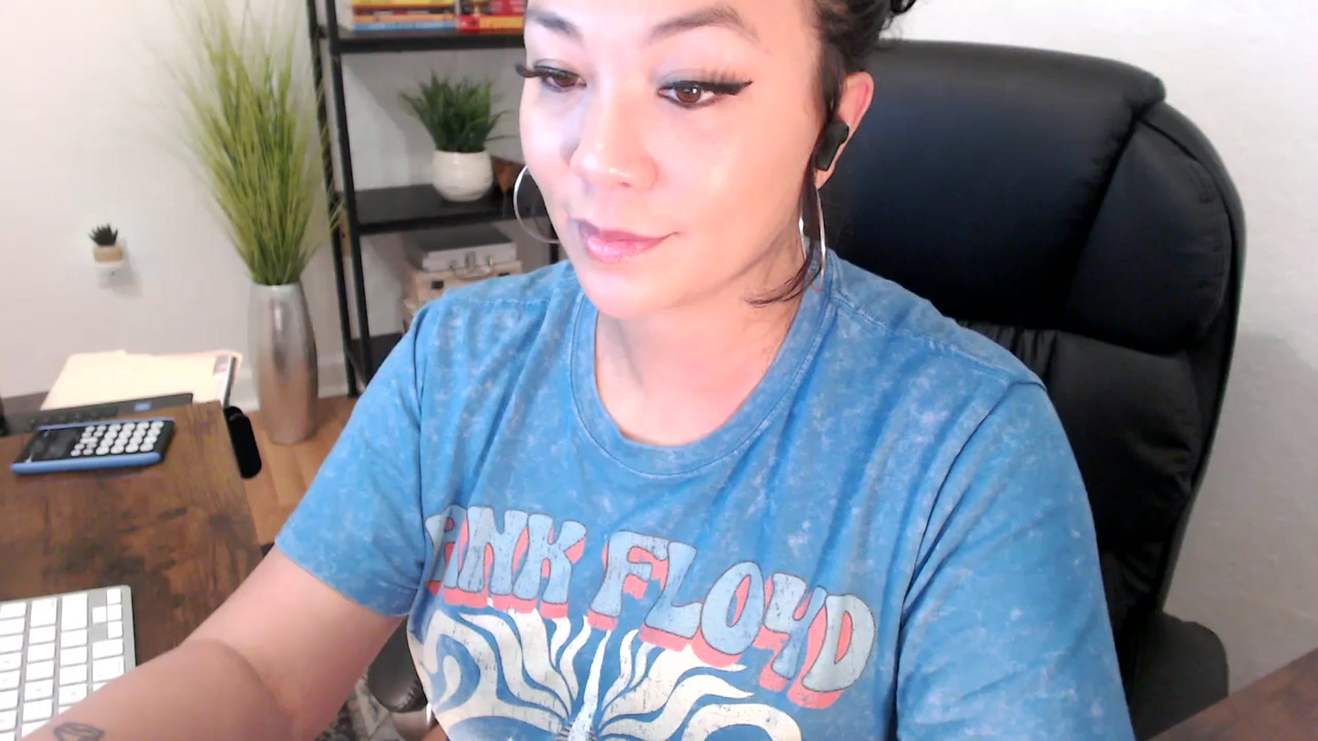 Gallery image thumbnail from MickaylaMinx's myfreecams stream on, 12/19/2024, 16:53 image 10 of 20