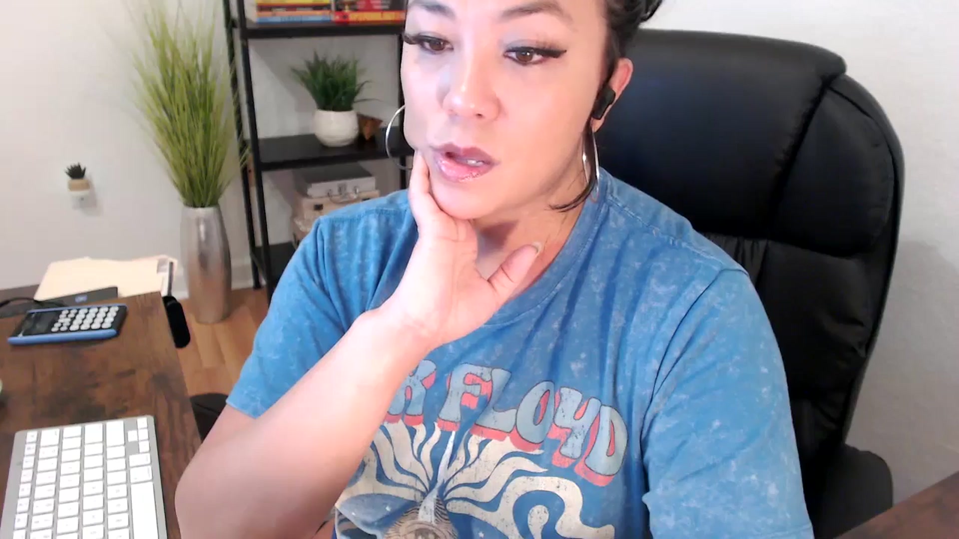 Gallery image thumbnail from MickaylaMinx's myfreecams stream on, 12/19/2024, 16:53 image 15 of 20