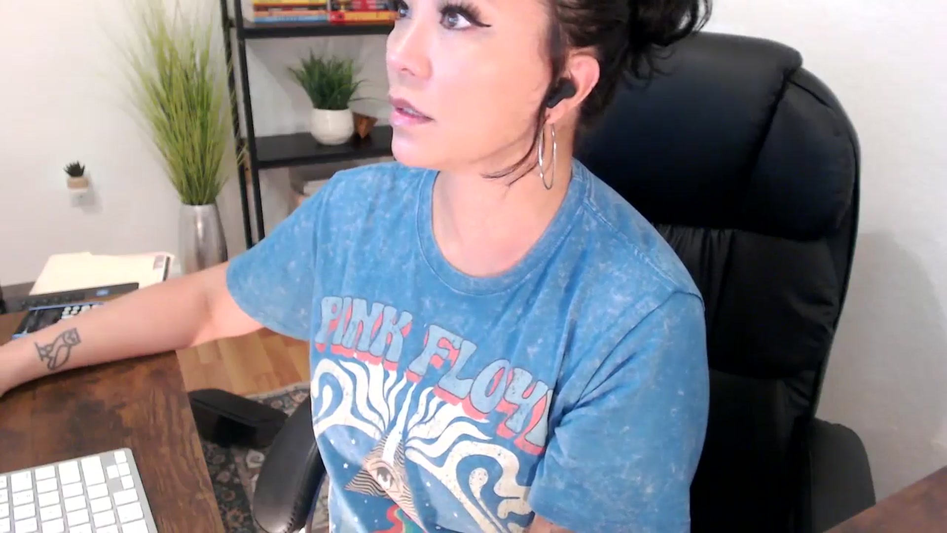 Gallery image thumbnail from MickaylaMinx's myfreecams stream on, 12/19/2024, 16:53 image 7 of 20