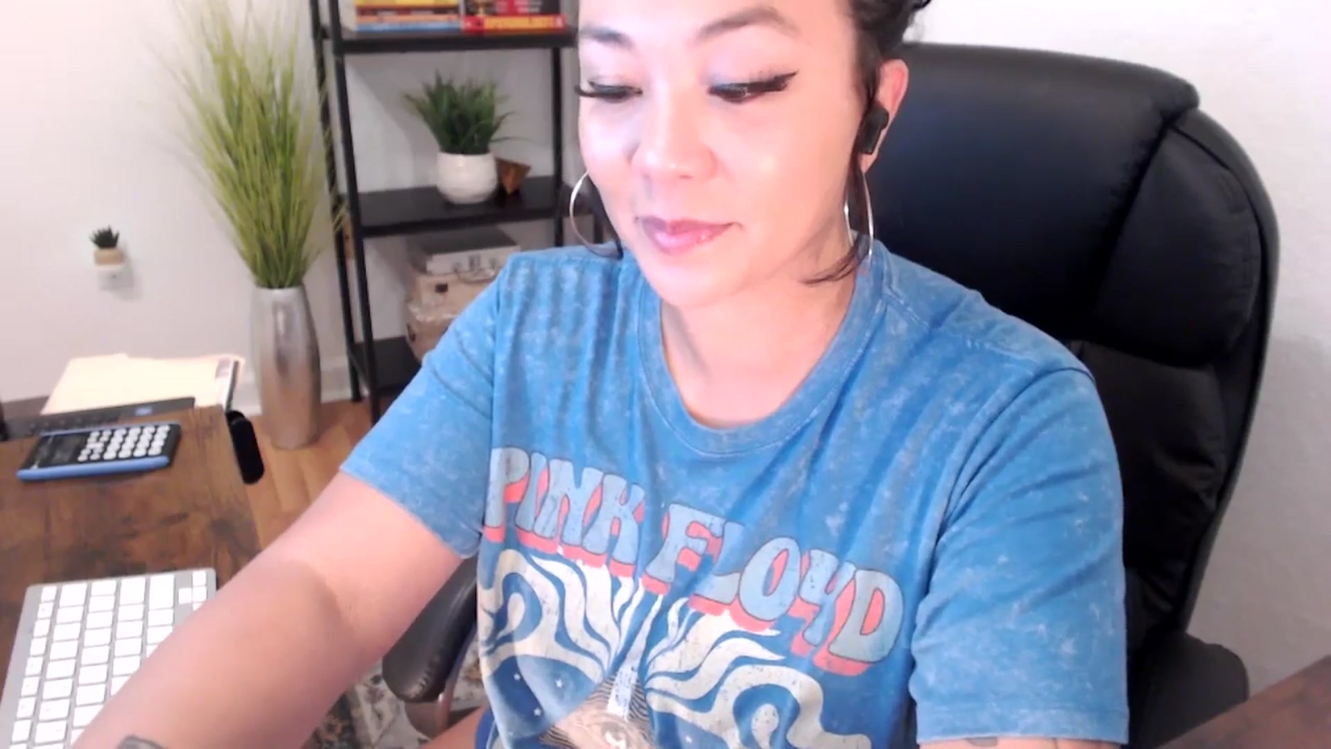 Gallery image thumbnail from MickaylaMinx's myfreecams stream on, 12/19/2024, 16:53 image 5 of 20