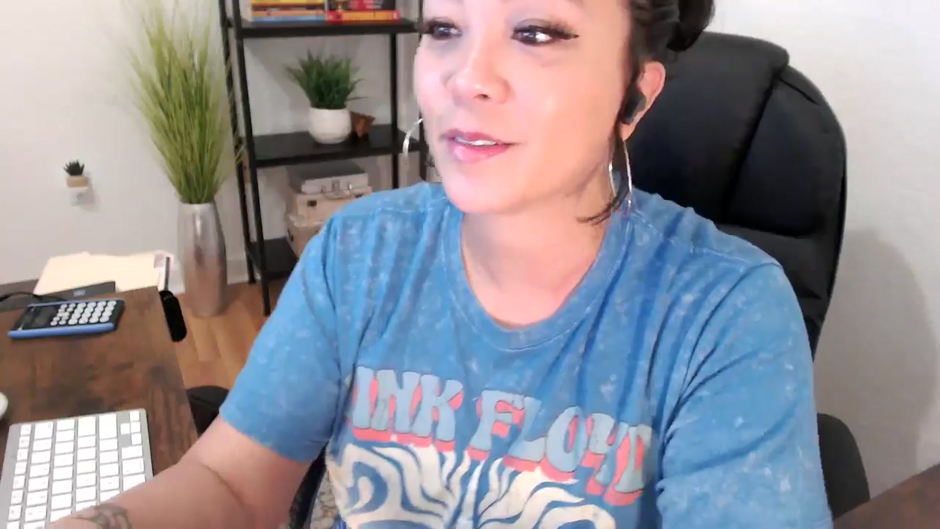 Gallery image thumbnail from MickaylaMinx's myfreecams stream on, 12/19/2024, 16:53 image 17 of 20