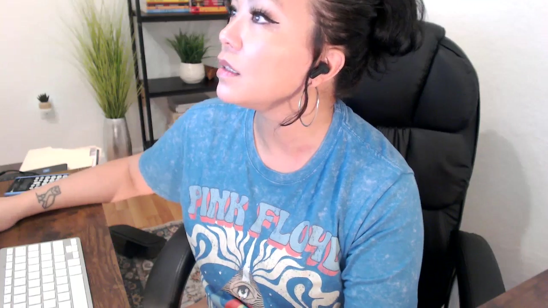 Gallery image thumbnail from MickaylaMinx's myfreecams stream on, 12/19/2024, 16:53 image 19 of 20