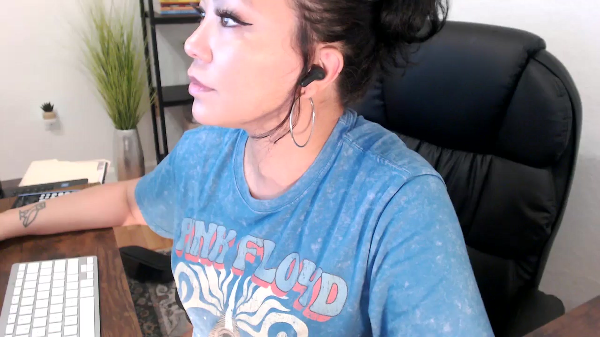 Gallery image thumbnail from MickaylaMinx's myfreecams stream on, 12/19/2024, 16:53 image 6 of 20