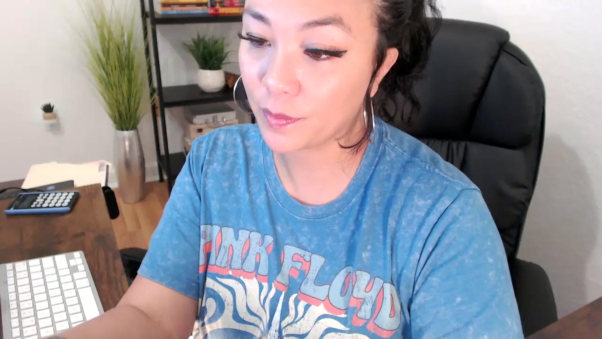Gallery image thumbnail from MickaylaMinx's myfreecams stream on, 12/19/2024, 18:38 image 9 of 20