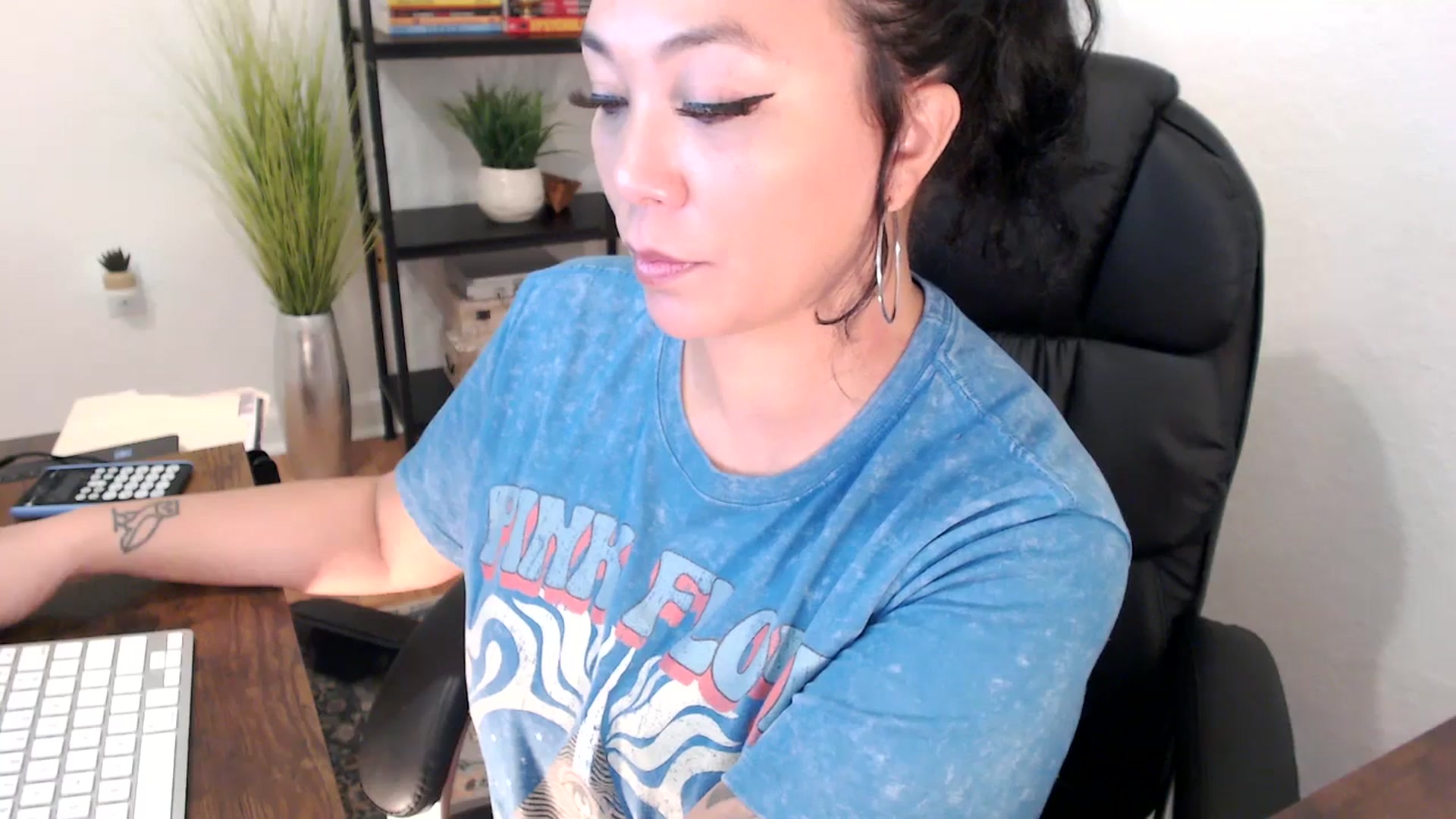 Gallery image thumbnail from MickaylaMinx's myfreecams stream on, 12/19/2024, 18:38 image 3 of 20