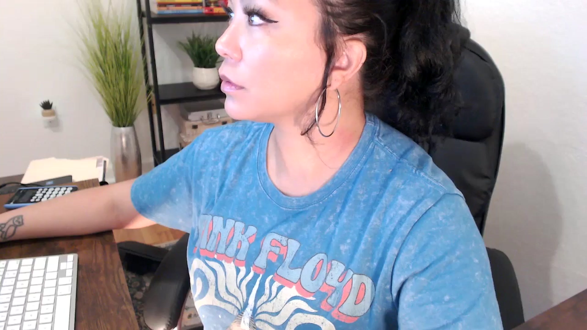 Gallery image thumbnail from MickaylaMinx's myfreecams stream on, 12/19/2024, 18:38 image 6 of 20
