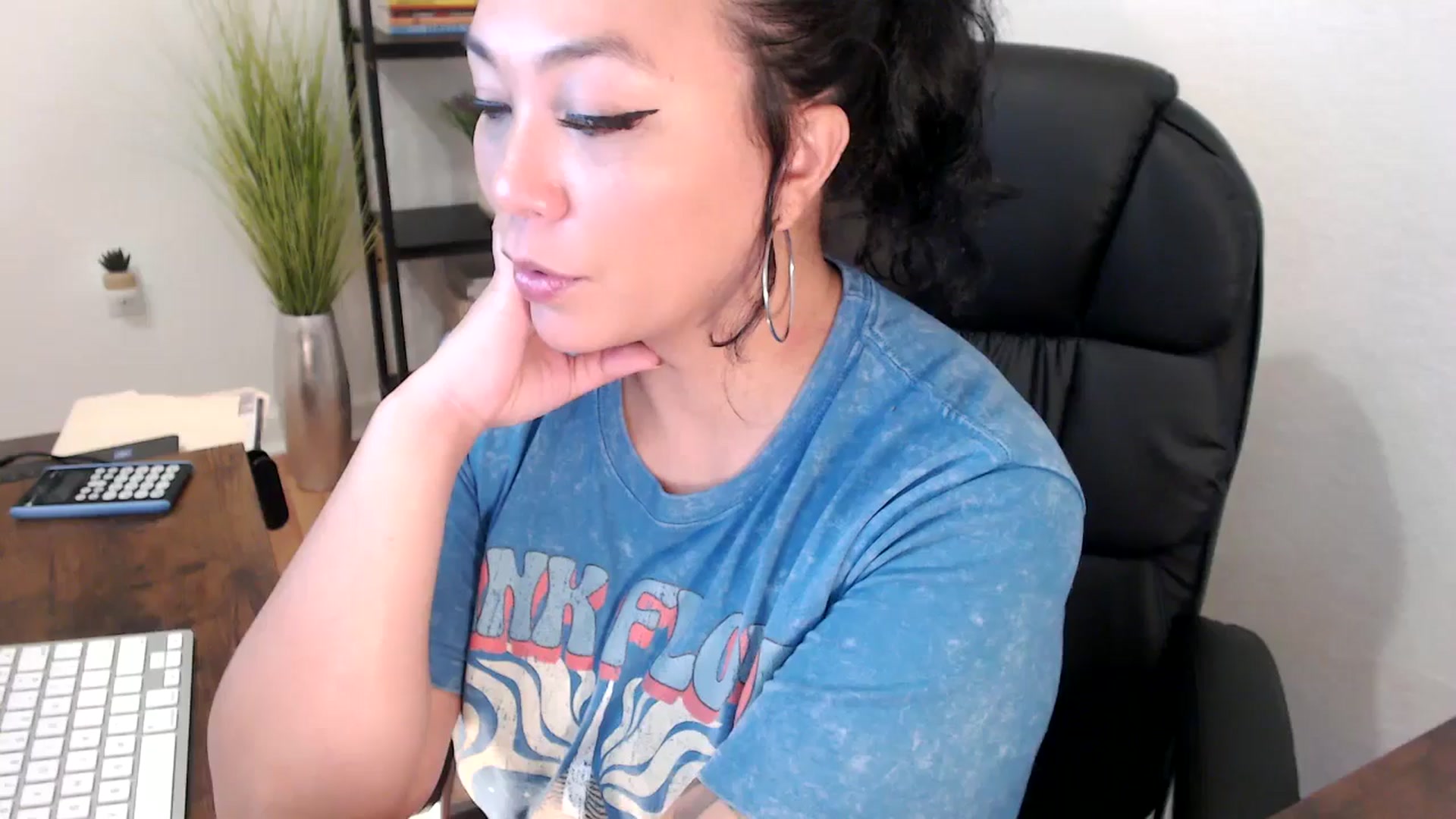 Gallery image thumbnail from MickaylaMinx's myfreecams stream on, 12/19/2024, 18:38 image 2 of 20