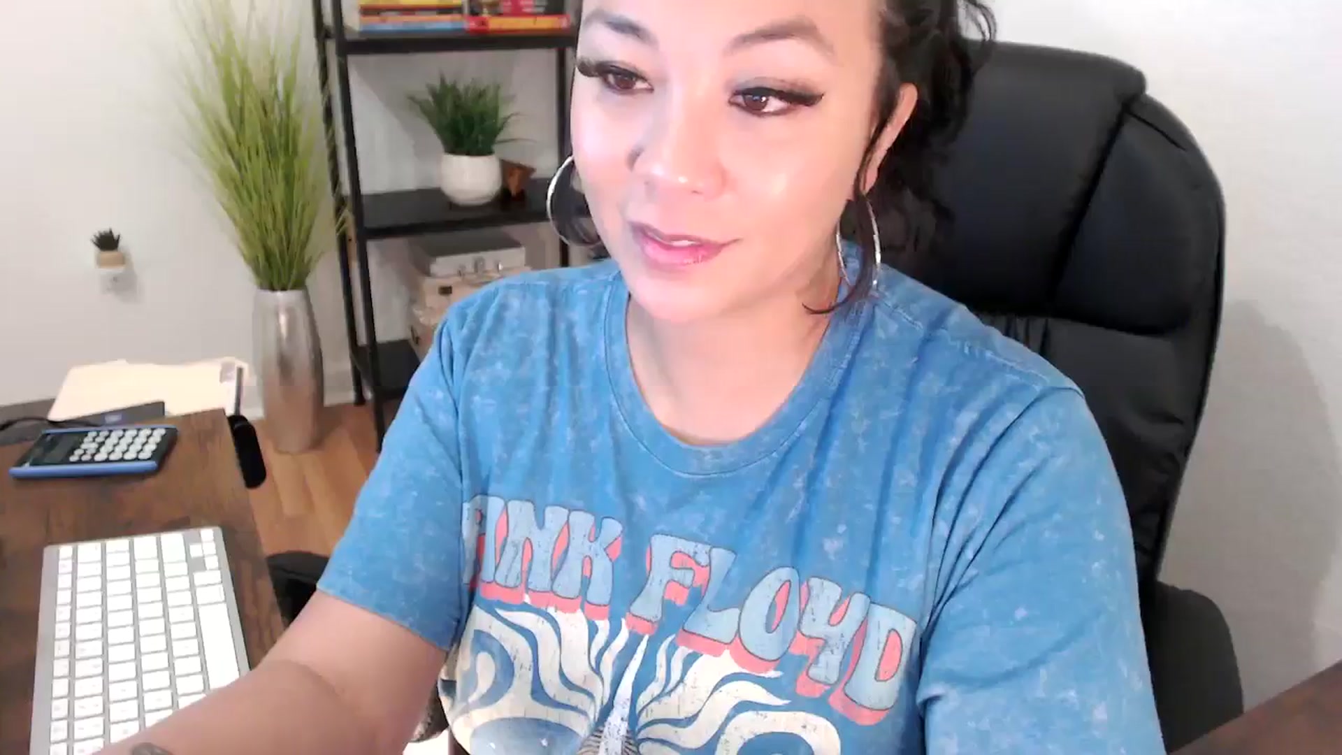 Gallery image thumbnail from MickaylaMinx's myfreecams stream on, 12/19/2024, 18:38 image 10 of 20