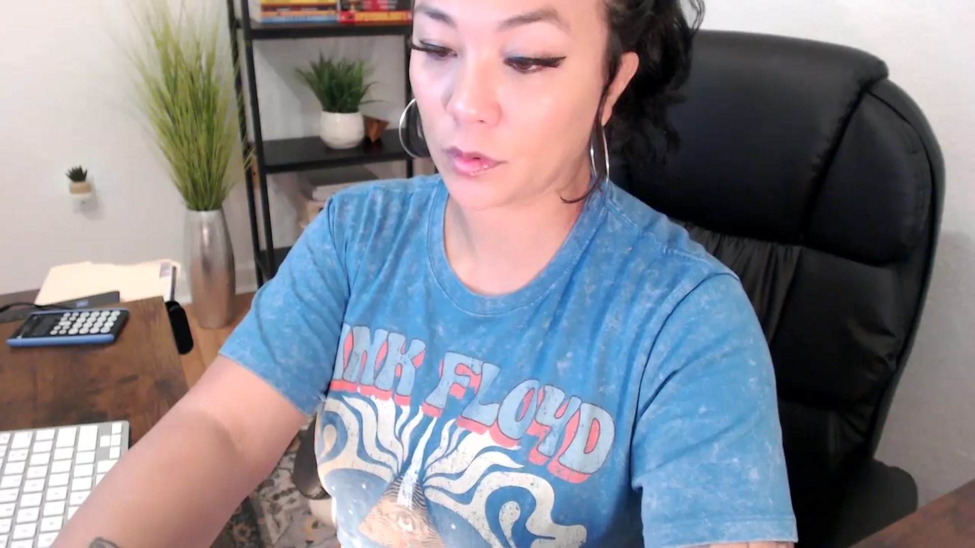 Gallery image thumbnail from MickaylaMinx's myfreecams stream on, 12/19/2024, 18:38 image 8 of 20