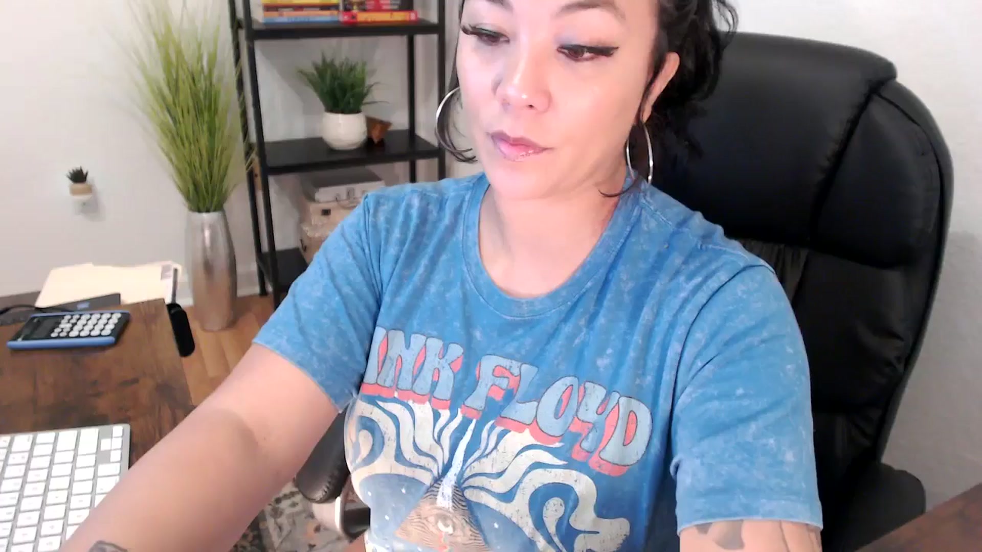 Gallery image thumbnail from MickaylaMinx's myfreecams stream on, 12/19/2024, 18:38 image 7 of 20