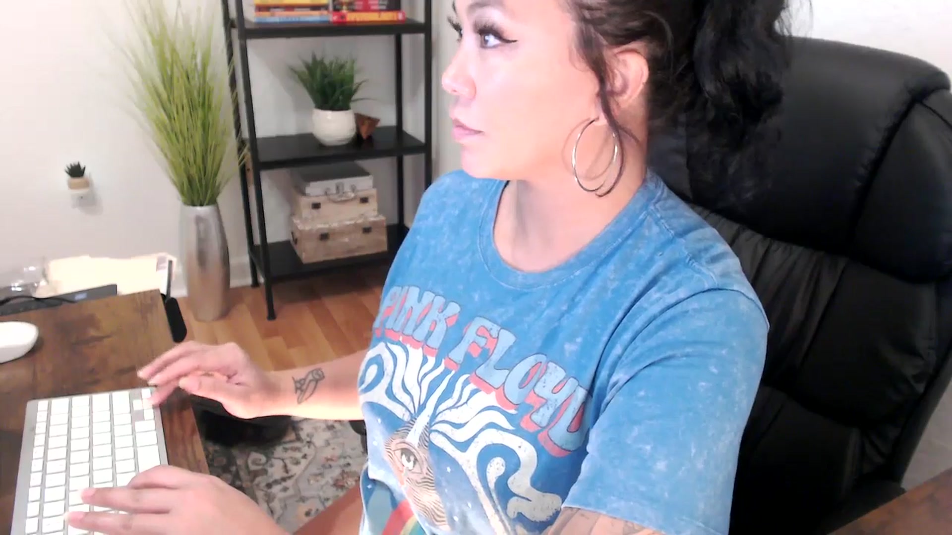 Gallery image thumbnail from MickaylaMinx's myfreecams stream on, 12/19/2024, 19:26 image 18 of 20