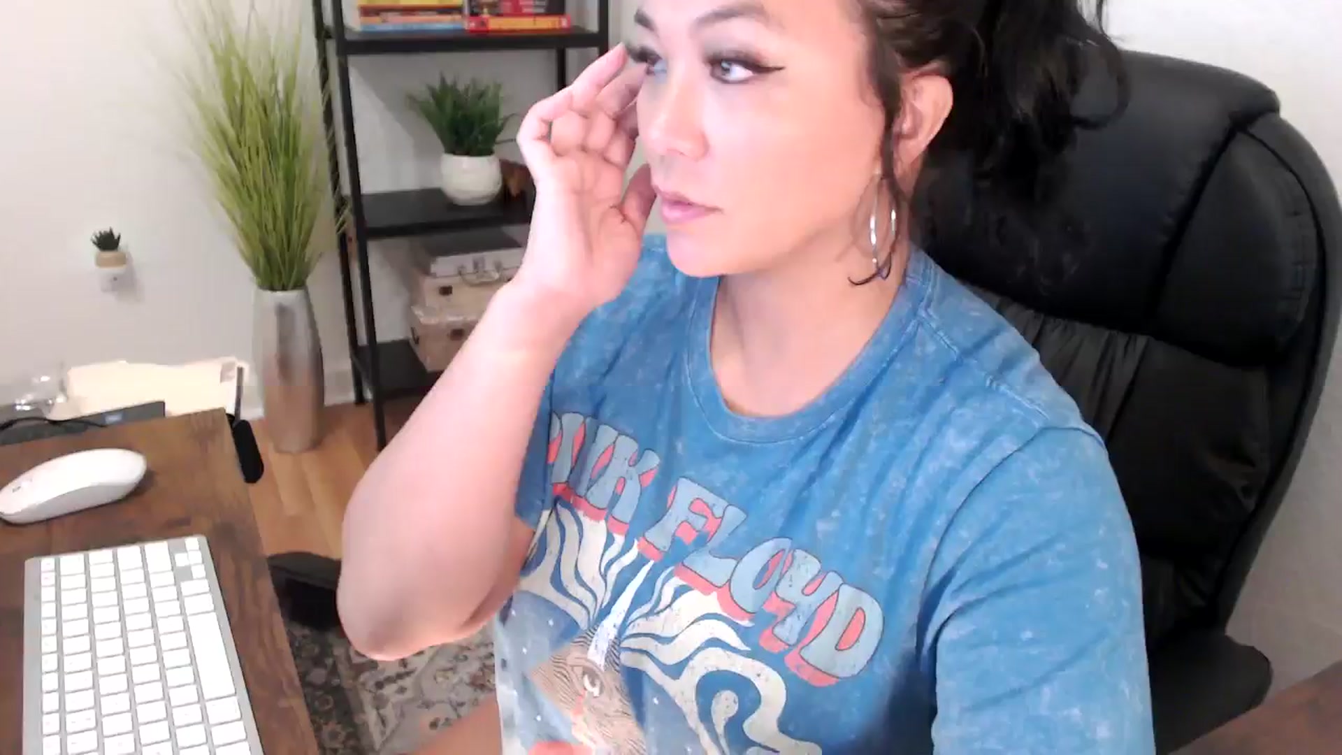 Gallery image thumbnail from MickaylaMinx's myfreecams stream on, 12/19/2024, 19:26 image 13 of 20