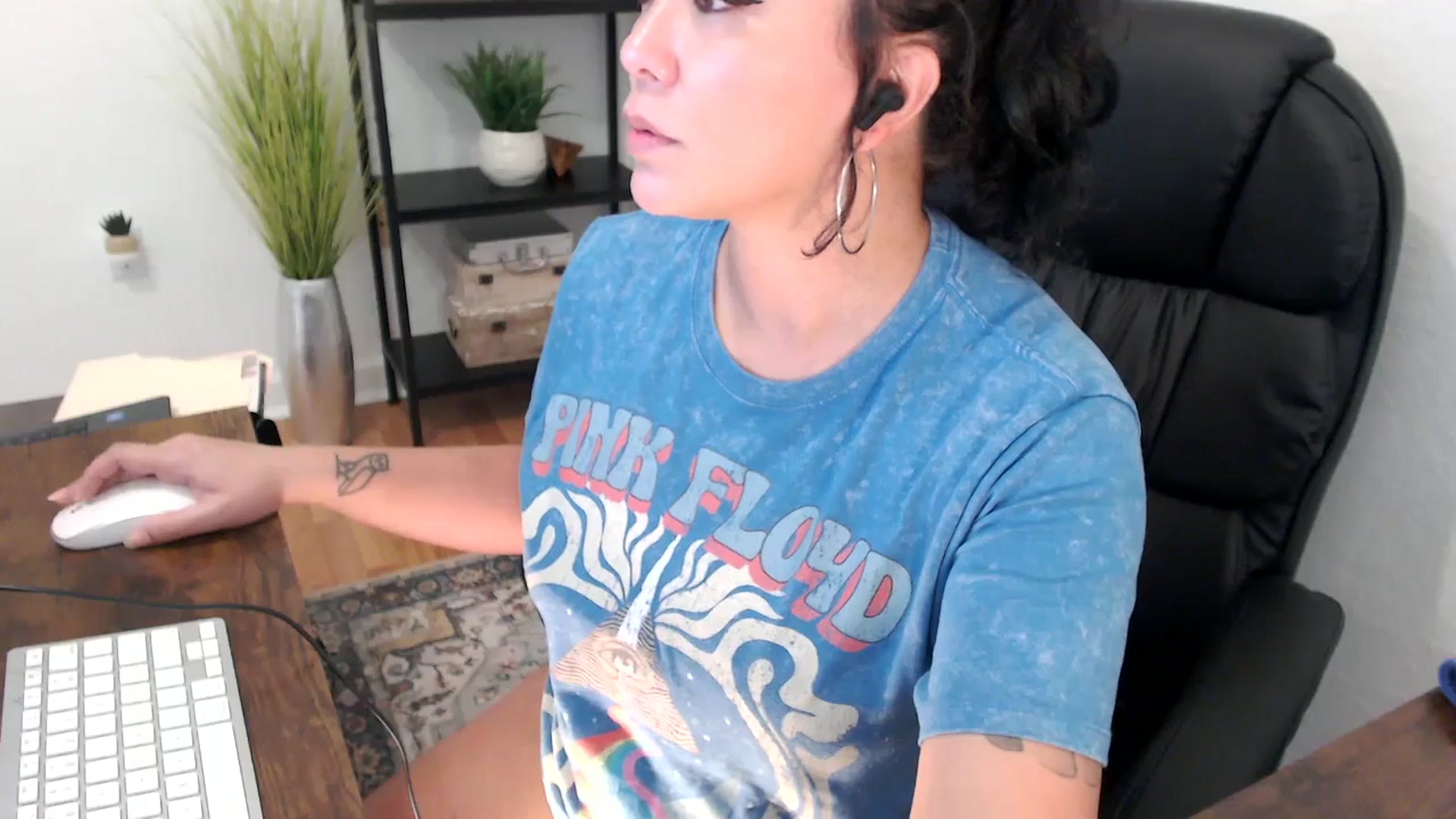 Gallery image thumbnail from MickaylaMinx's myfreecams stream on, 12/19/2024, 20:49 image 20 of 20