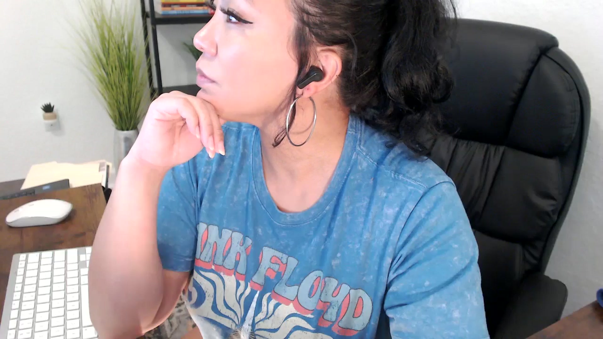Gallery image thumbnail from MickaylaMinx's myfreecams stream on, 12/19/2024, 20:49 image 8 of 20