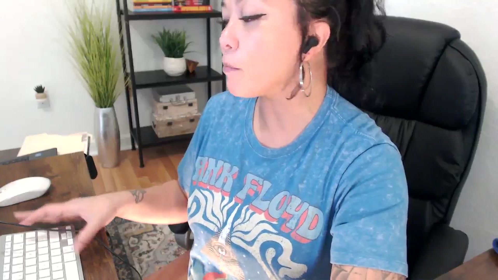 Gallery image thumbnail from MickaylaMinx's myfreecams stream on, 12/19/2024, 20:49 image 15 of 20