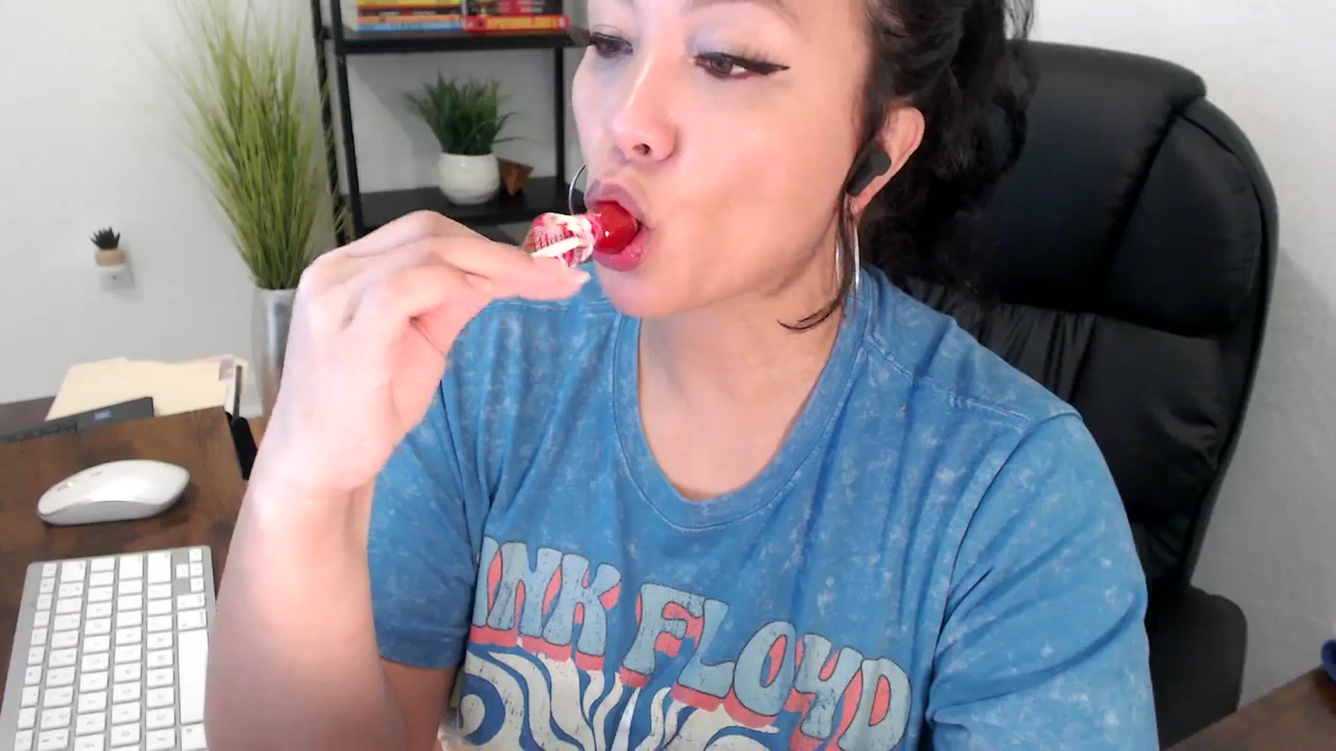 Gallery image thumbnail from MickaylaMinx's myfreecams stream on, 12/19/2024, 20:49 image 11 of 20