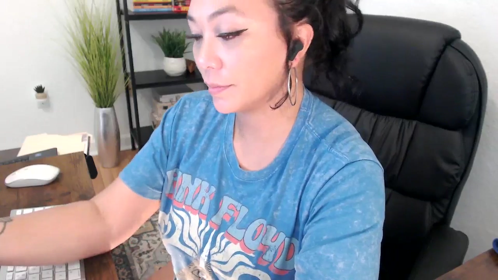 Gallery image thumbnail from MickaylaMinx's myfreecams stream on, 12/19/2024, 20:49 image 9 of 20