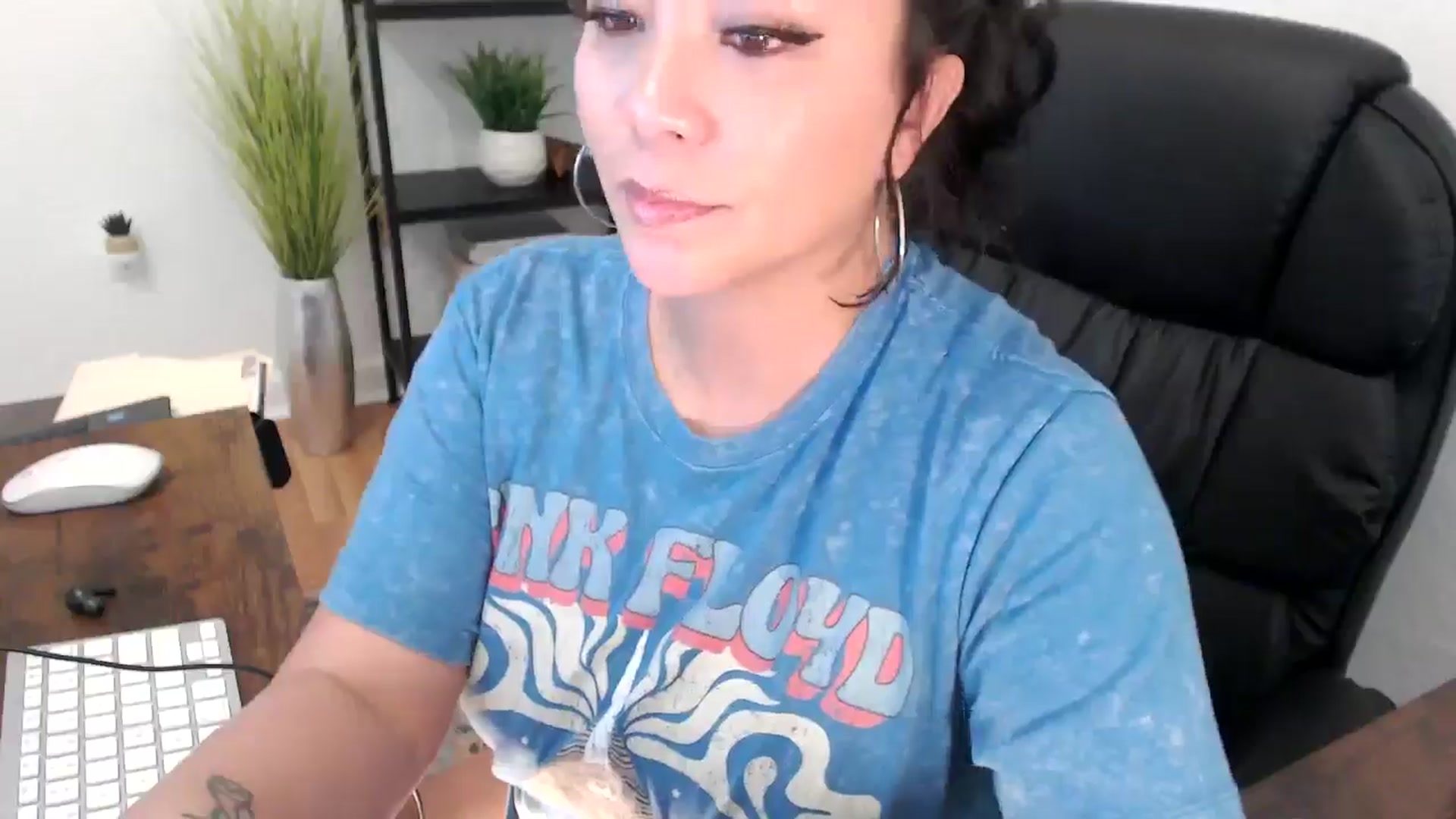 Gallery image thumbnail from MickaylaMinx's myfreecams stream on, 12/19/2024, 21:04 image 9 of 20