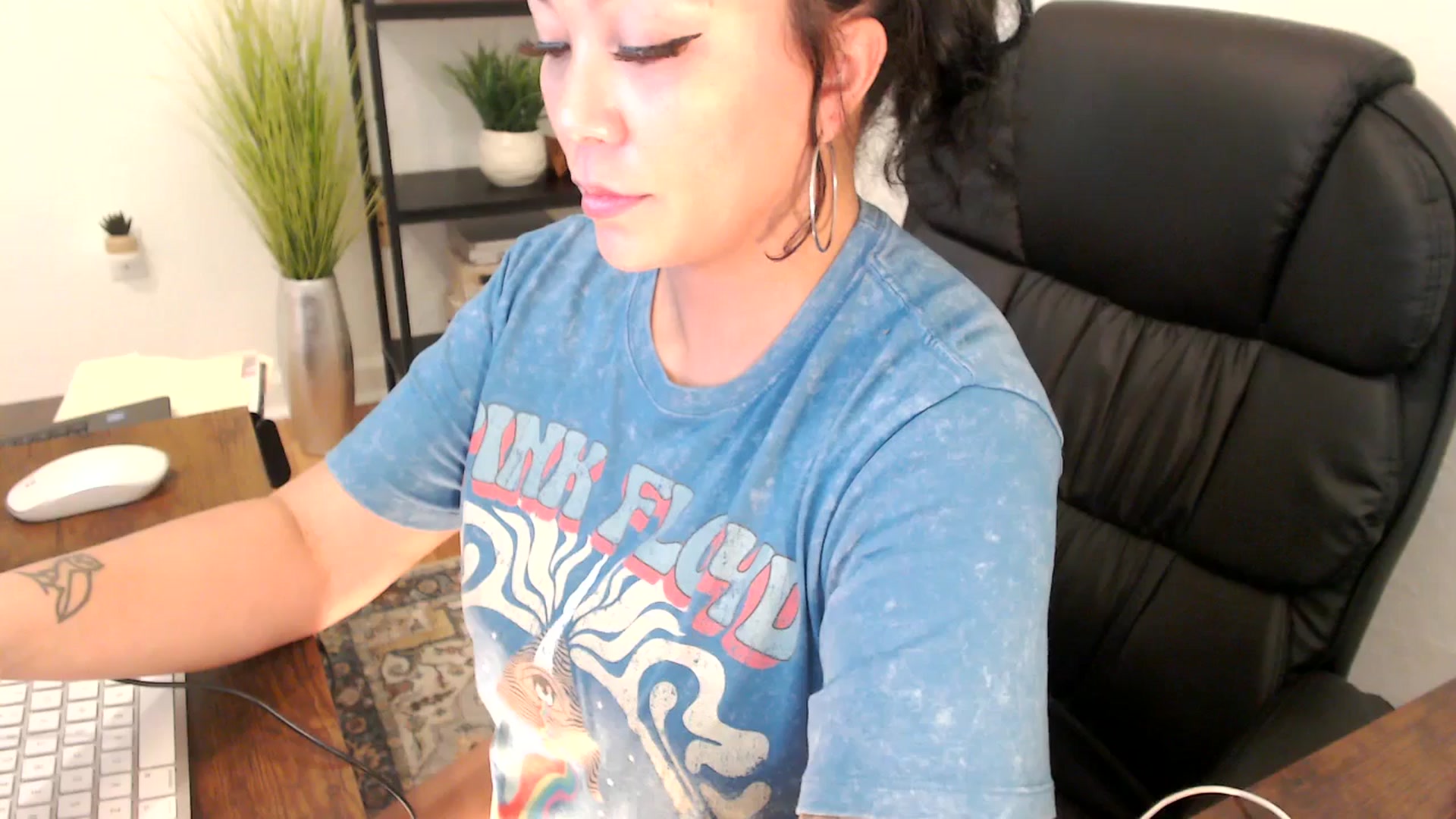 Gallery image thumbnail from MickaylaMinx's myfreecams stream on, 12/19/2024, 21:04 image 13 of 20
