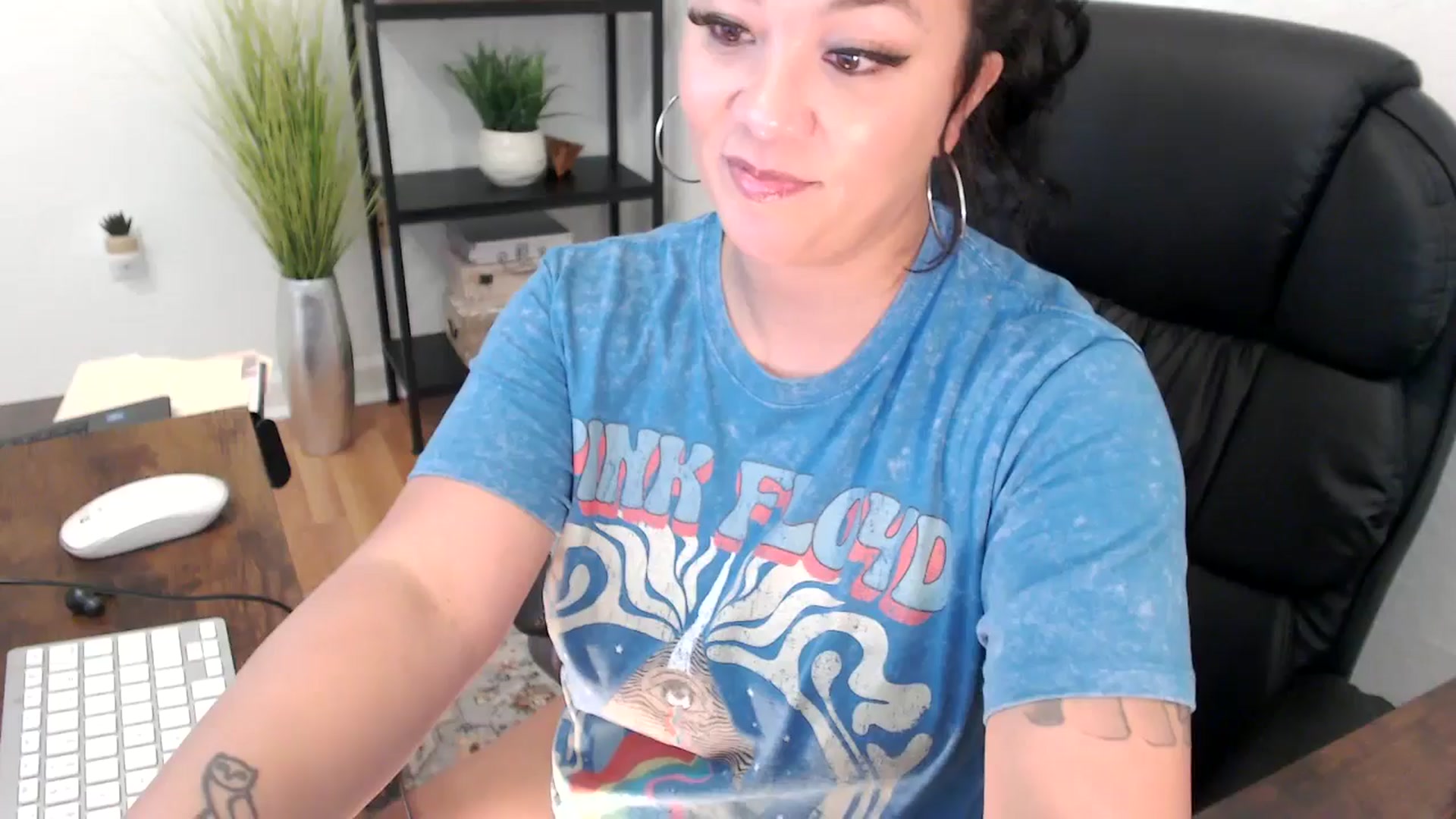 Gallery image thumbnail from MickaylaMinx's myfreecams stream on, 12/19/2024, 21:04 image 1 of 20
