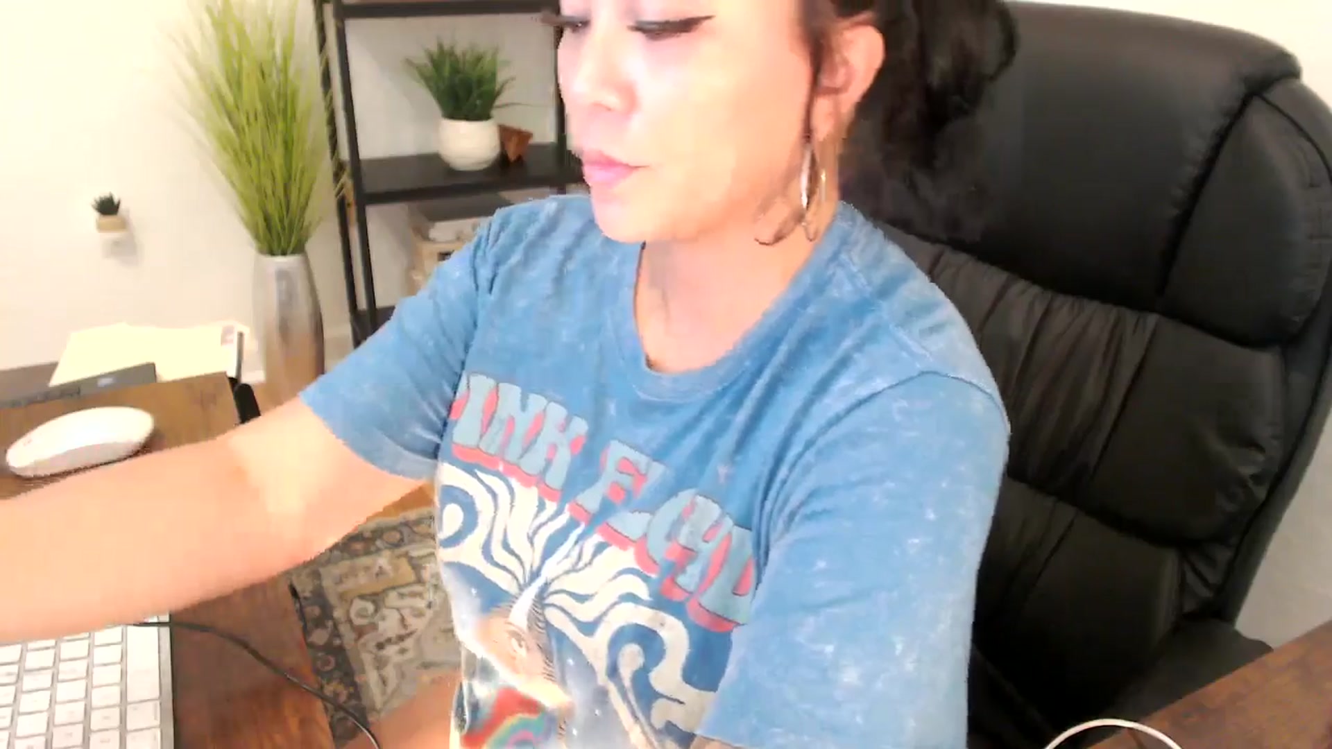 Gallery image thumbnail from MickaylaMinx's myfreecams stream on, 12/19/2024, 21:04 image 14 of 20