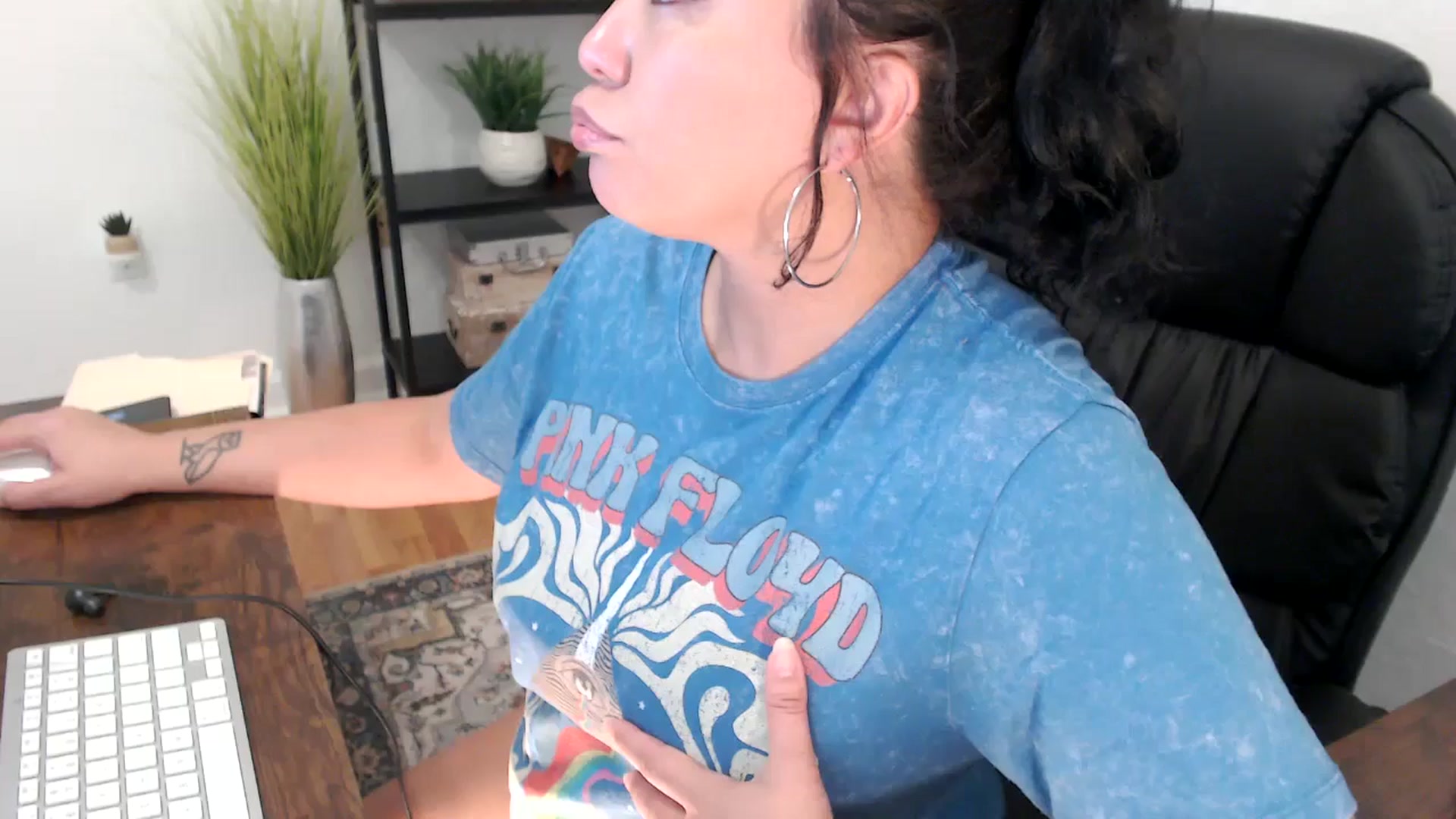 Gallery image thumbnail from MickaylaMinx's myfreecams stream on, 12/19/2024, 21:04 image 4 of 20