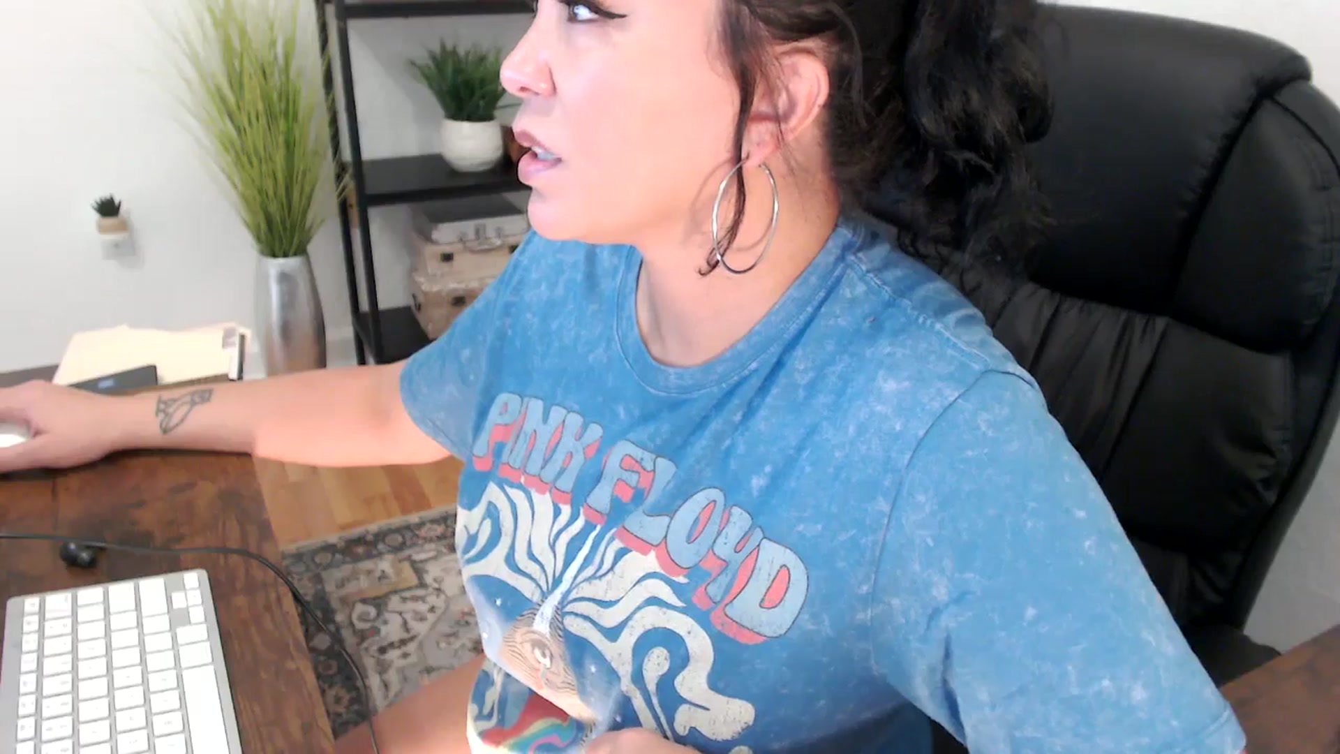 Gallery image thumbnail from MickaylaMinx's myfreecams stream on, 12/19/2024, 21:04 image 3 of 20