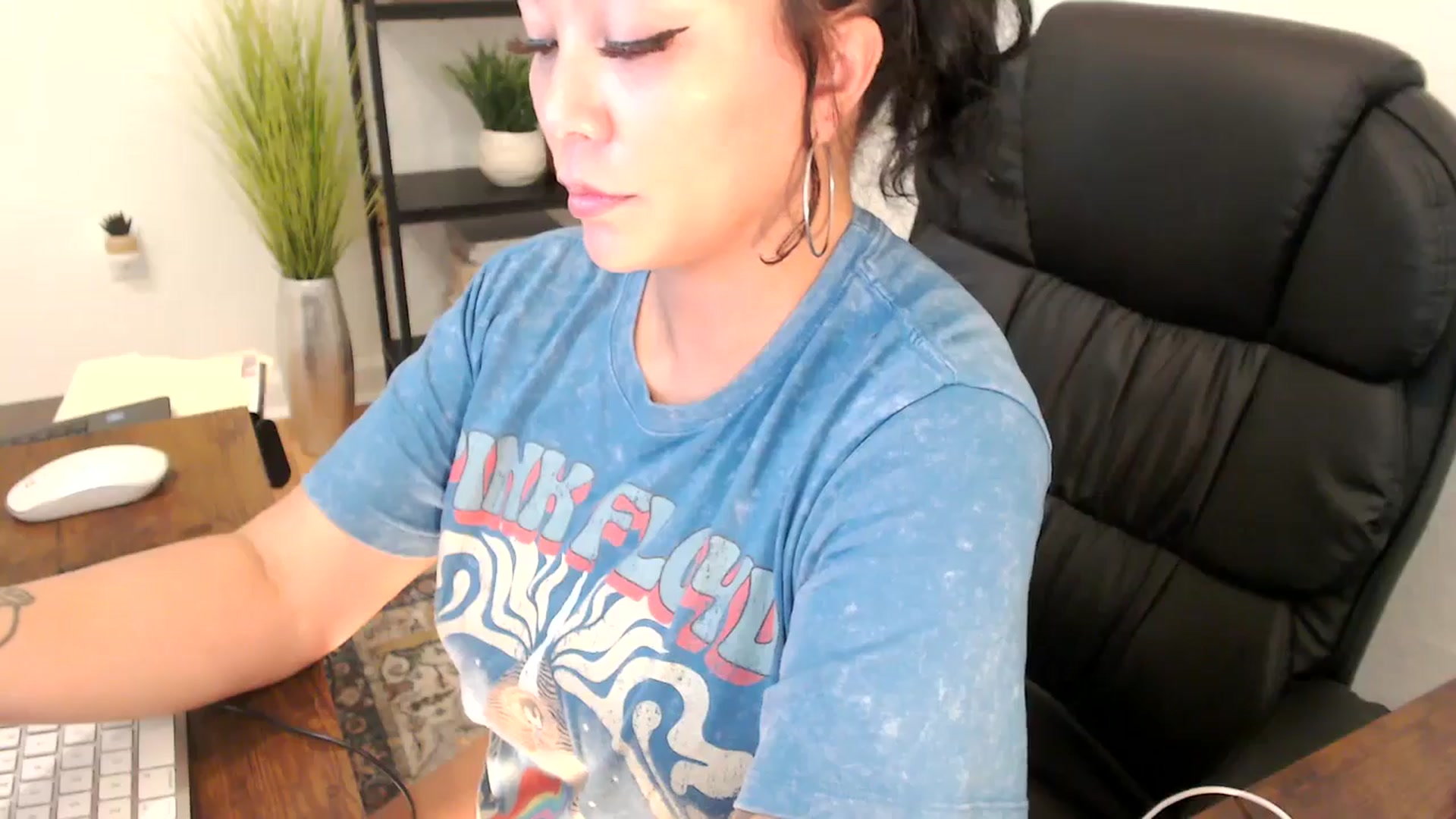 Gallery image thumbnail from MickaylaMinx's myfreecams stream on, 12/19/2024, 21:04 image 15 of 20