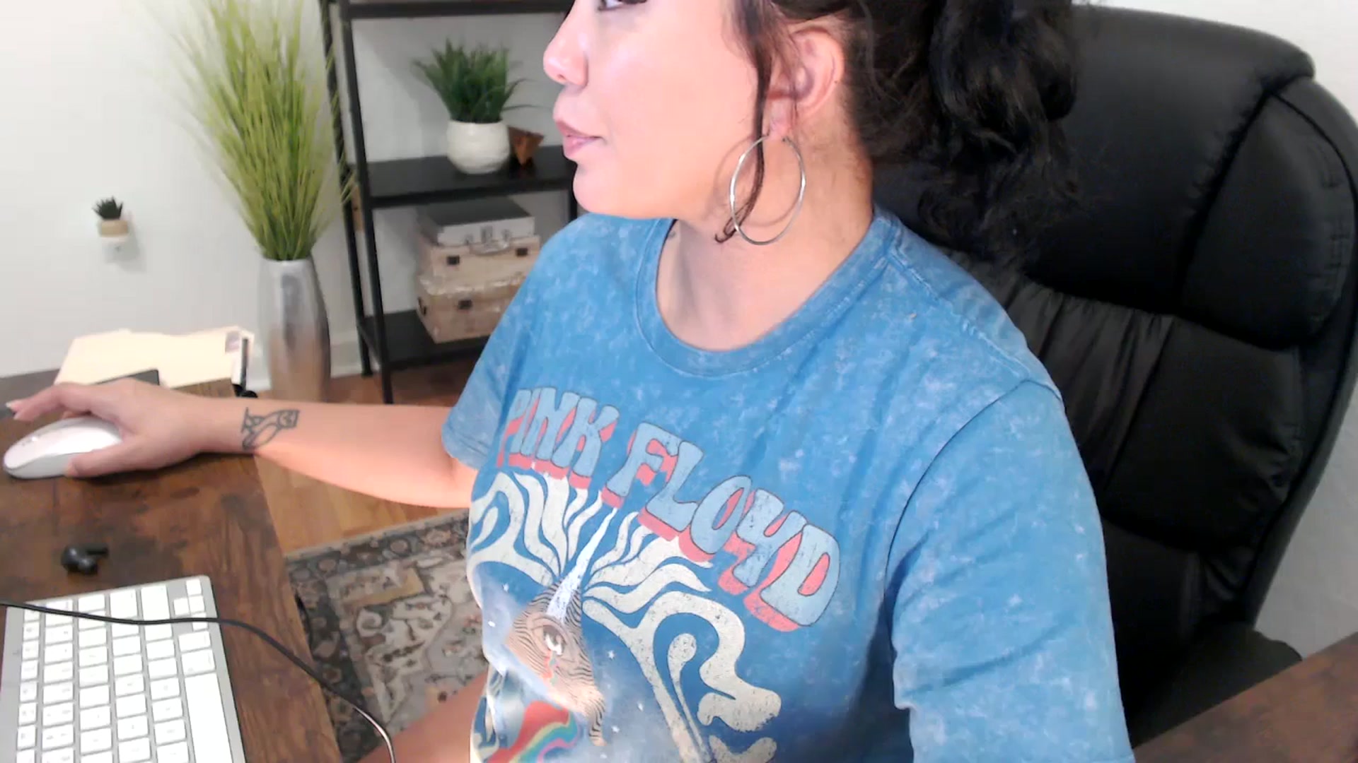 Gallery image thumbnail from MickaylaMinx's myfreecams stream on, 12/19/2024, 21:04 image 8 of 20