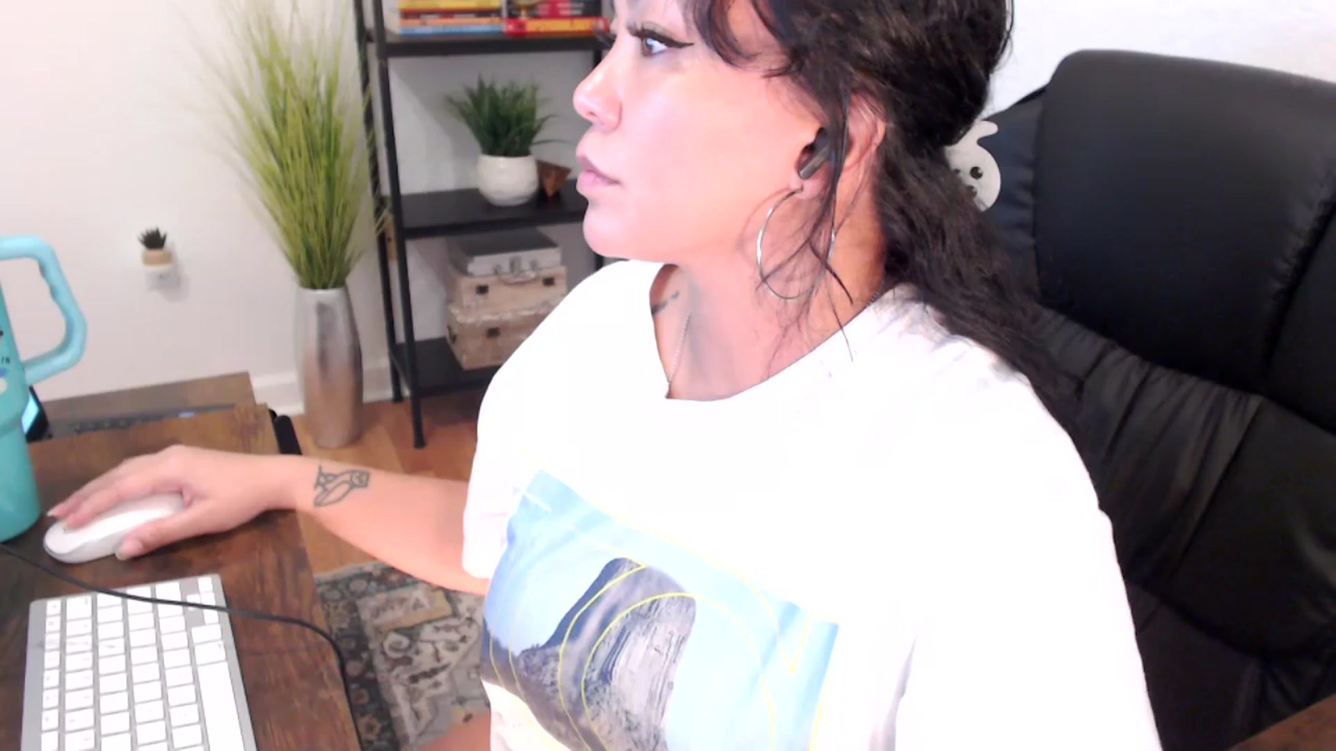 Gallery image thumbnail from MickaylaMinx's myfreecams stream on, 12/20/2024, 18:52 image 10 of 20