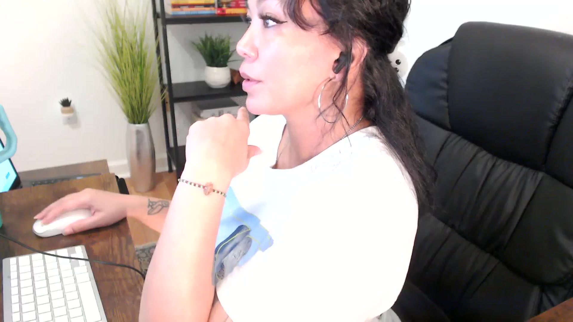 Gallery image thumbnail from MickaylaMinx's myfreecams stream on, 12/20/2024, 18:52 image 7 of 20