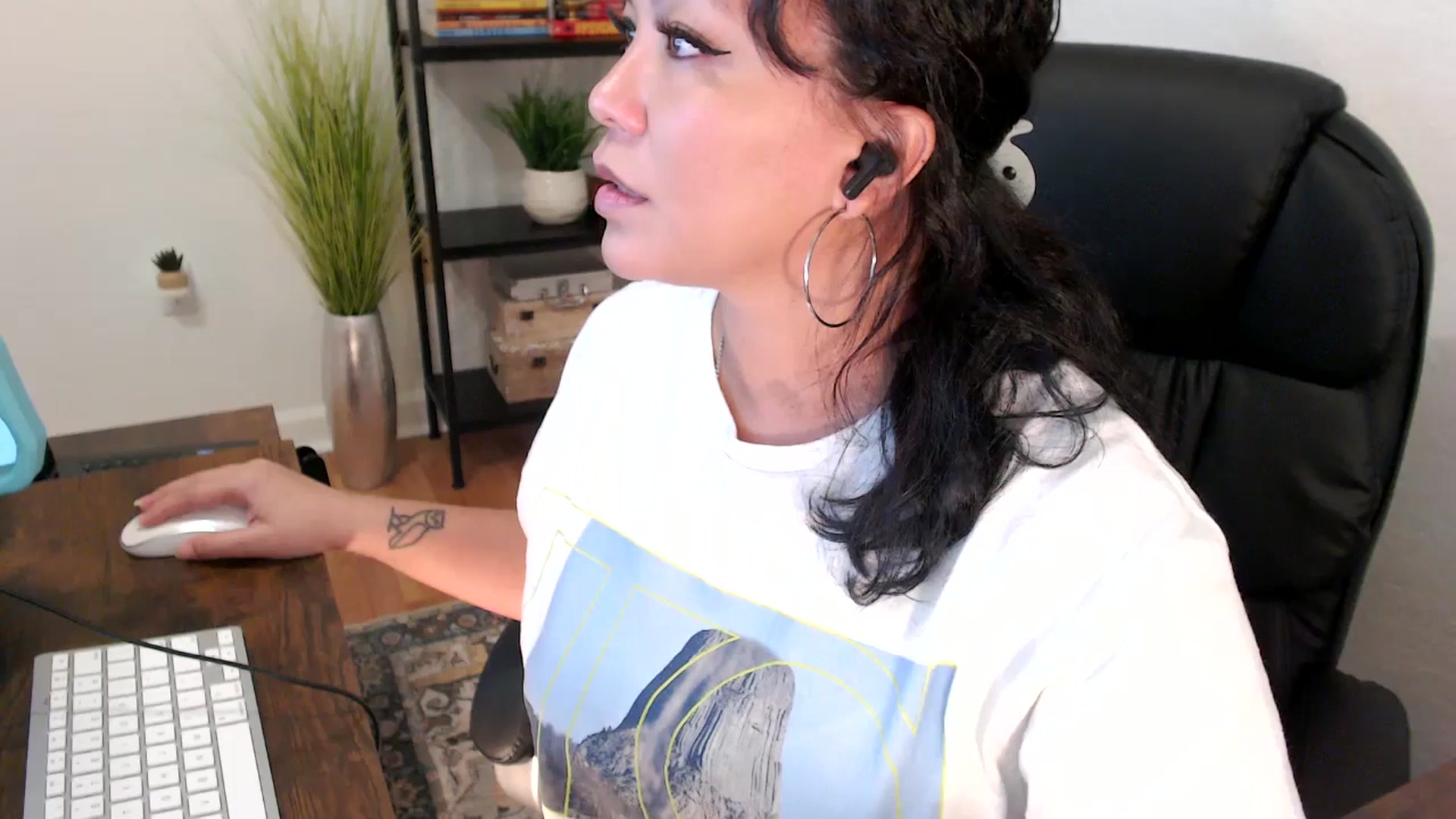Gallery image thumbnail from MickaylaMinx's myfreecams stream on, 12/20/2024, 19:14 image 6 of 20
