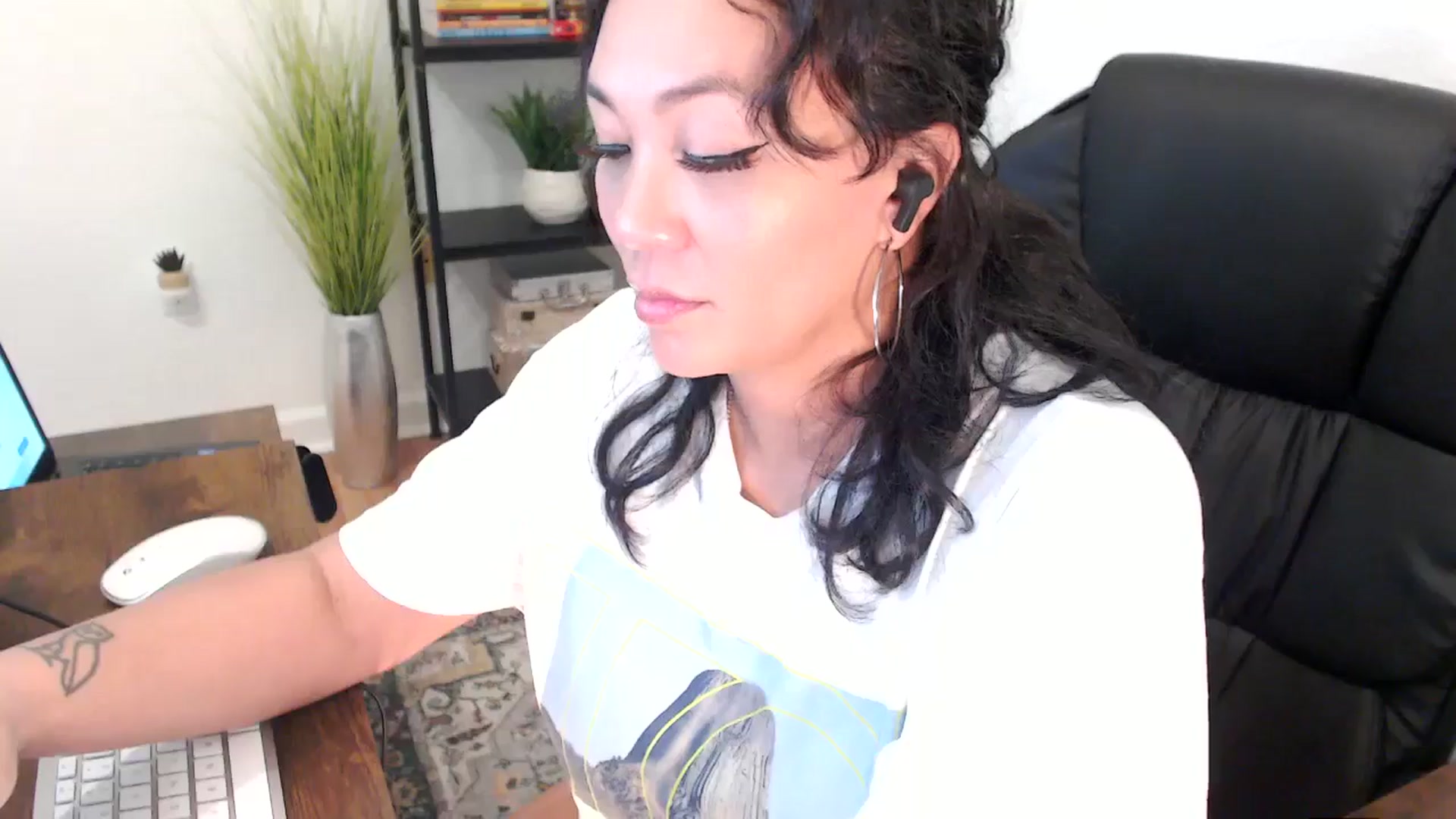 Gallery image thumbnail from MickaylaMinx's myfreecams stream on, 12/20/2024, 19:32 image 7 of 20