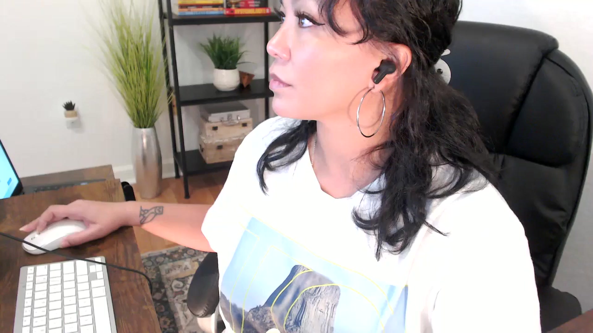 Gallery image thumbnail from MickaylaMinx's myfreecams stream on, 12/20/2024, 19:32 image 2 of 20