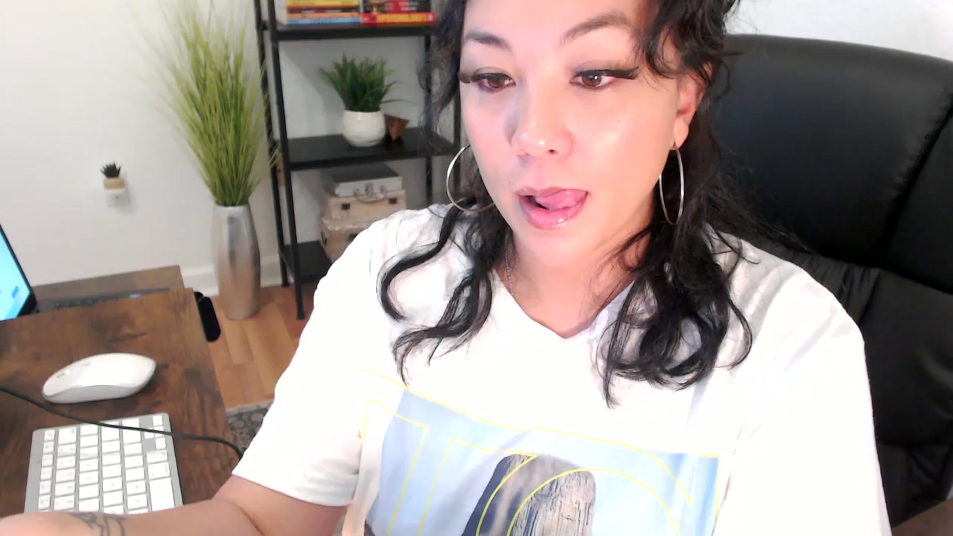 Gallery image thumbnail from MickaylaMinx's myfreecams stream on, 12/20/2024, 19:32 image 13 of 20