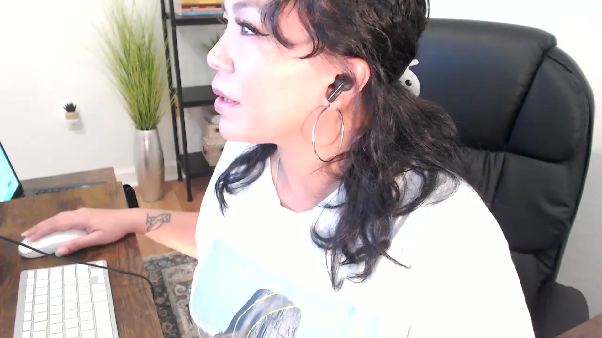 Gallery image thumbnail from MickaylaMinx's myfreecams stream on, 12/20/2024, 19:32 image 3 of 20